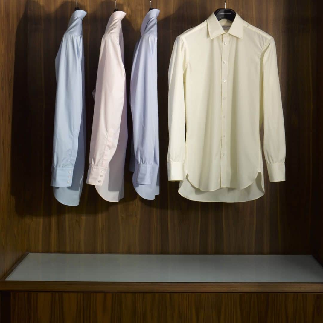 ターンブル&アッサーさんのインスタグラム写真 - (ターンブル&アッサーInstagram)「Not only does a classic coloured shirt have timeless appeal, but its versatility will ensure you’ll wear it again and again. Available in a variety of collar and cuff styles, take a look at our full range online and in-store now. #turnbullandasser #turnbull_asser #shirtmaker #jermynstreet #mayfair #clothiers #menswear #mensfashion #editorial #fashion #classicshirt #shirts #craftsmanship #socialmedia #london #royalwarrant #giftsforhim #heritagebrand #britishheritage #sustainability #ties #seasonal」5月5日 5時00分 - turnbull_asser