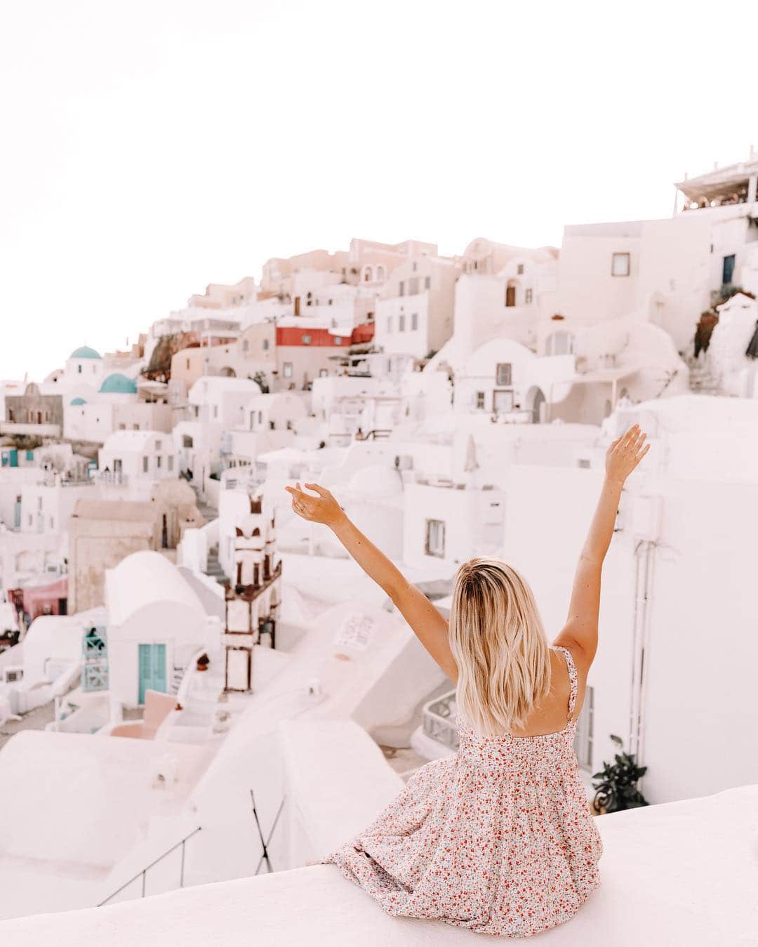 Aspyn Ovard Ferrisさんのインスタグラム写真 - (Aspyn Ovard FerrisInstagram)「2019 vs 2017! You can never go to Santorini too many times ✈️🌸 Also our @lucaandgrae Summer Collection has launched on our site today!!! Go shop 100+ new pieces! ☀️」5月5日 5時02分 - aspynovard
