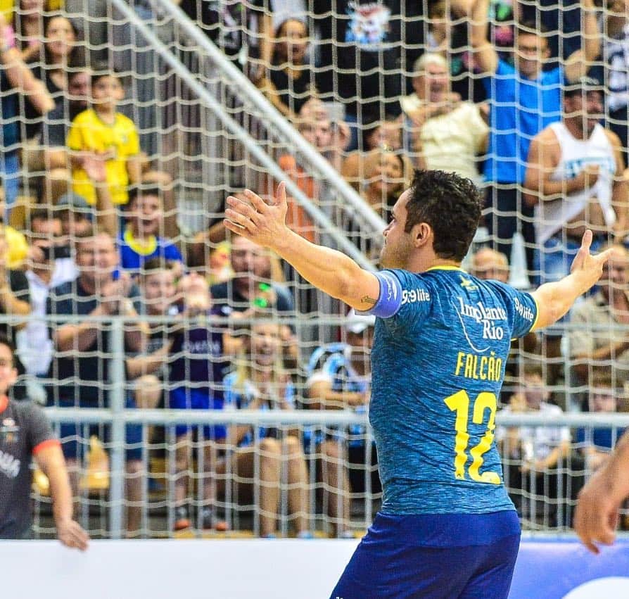 アレッサンドロ・ローザ・ヴィエイラのインスタグラム：「Momento do gol #400 com a Seleção 🇧🇷! Inesquecível 👑」