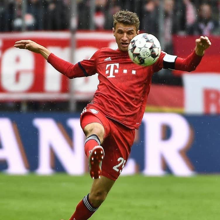 トーマス・ミュラーのインスタグラム：「Important 3-1 win against Hannover 👍🏼 After @claupiza14 ‘s goal we have extended our lead in @bundesliga_en. Next week we have our first match point against Leipzig. 💪 #fcbayern #miasanmia #graciasclaudio #packmas #esmuellert #thomasmüller」