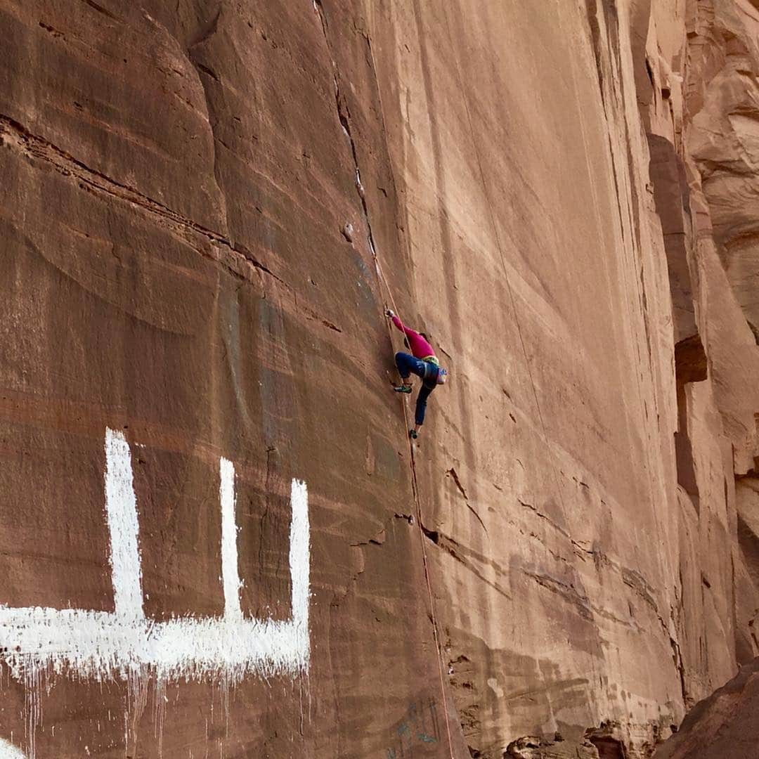 ジュリアン・ワームさんのインスタグラム写真 - (ジュリアン・ワームInstagram)「Last week I had the chance to explore some of the very new climbing of Saudi-Arabia. A couple of weeks ago, when I was still busy studying (😜), I got invited to join an event at Neom, a new city in Saudi-Arabia.  Now back home in Germany I feel very grateful for this opportunity of travelling to Saudi-Arabia, getting to know so many wonderful new people and exploring a country through climbing. 🙏 @neil.gresham @abeerzailai @readmacadam @ruscior_alex @piergiorgio.lotito @ha3_3an」5月5日 5時24分 - julewurm