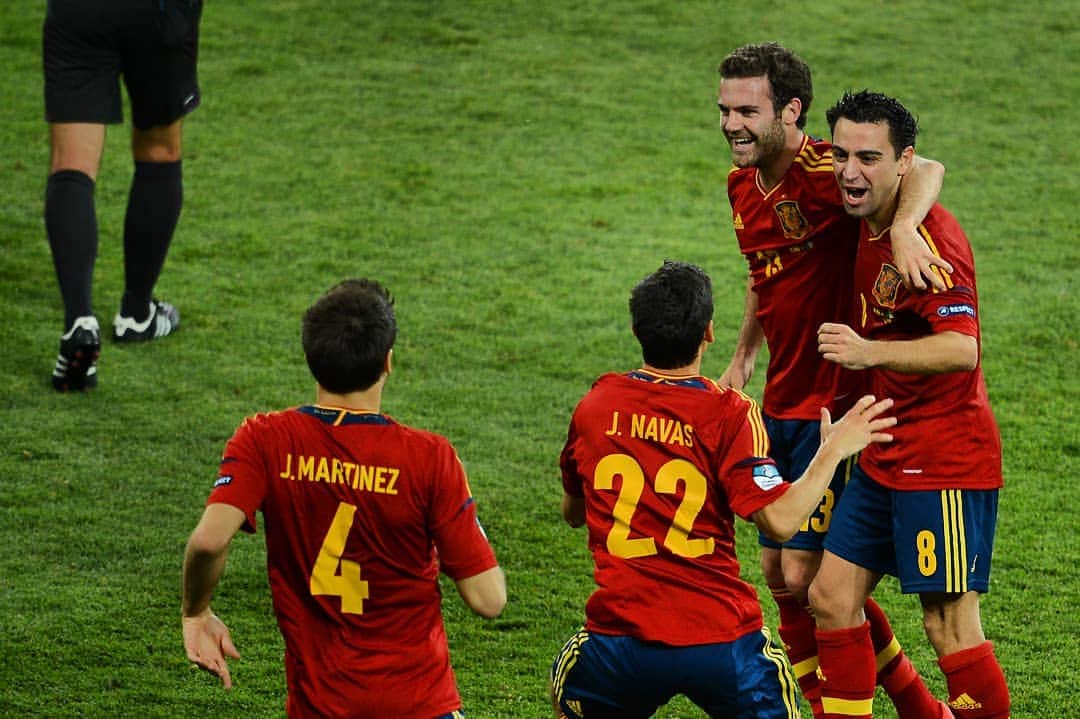 フアン・マタのインスタグラム：「Gracias por todos los momentos que vivimos juntos, y gracias por demostrar que al fútbol no sólo se juega con los pies, sino también, y sobre todo, con la cabeza. Yo he jugado con @xavi! #GraciasXavi #maestro #leyenda  Thank you for all the moments we lived together, and for being the best example that football is not only played with the feet, but also, and more important, with the head. I've played with @xavi! #ThankyouXavi #master #legend」