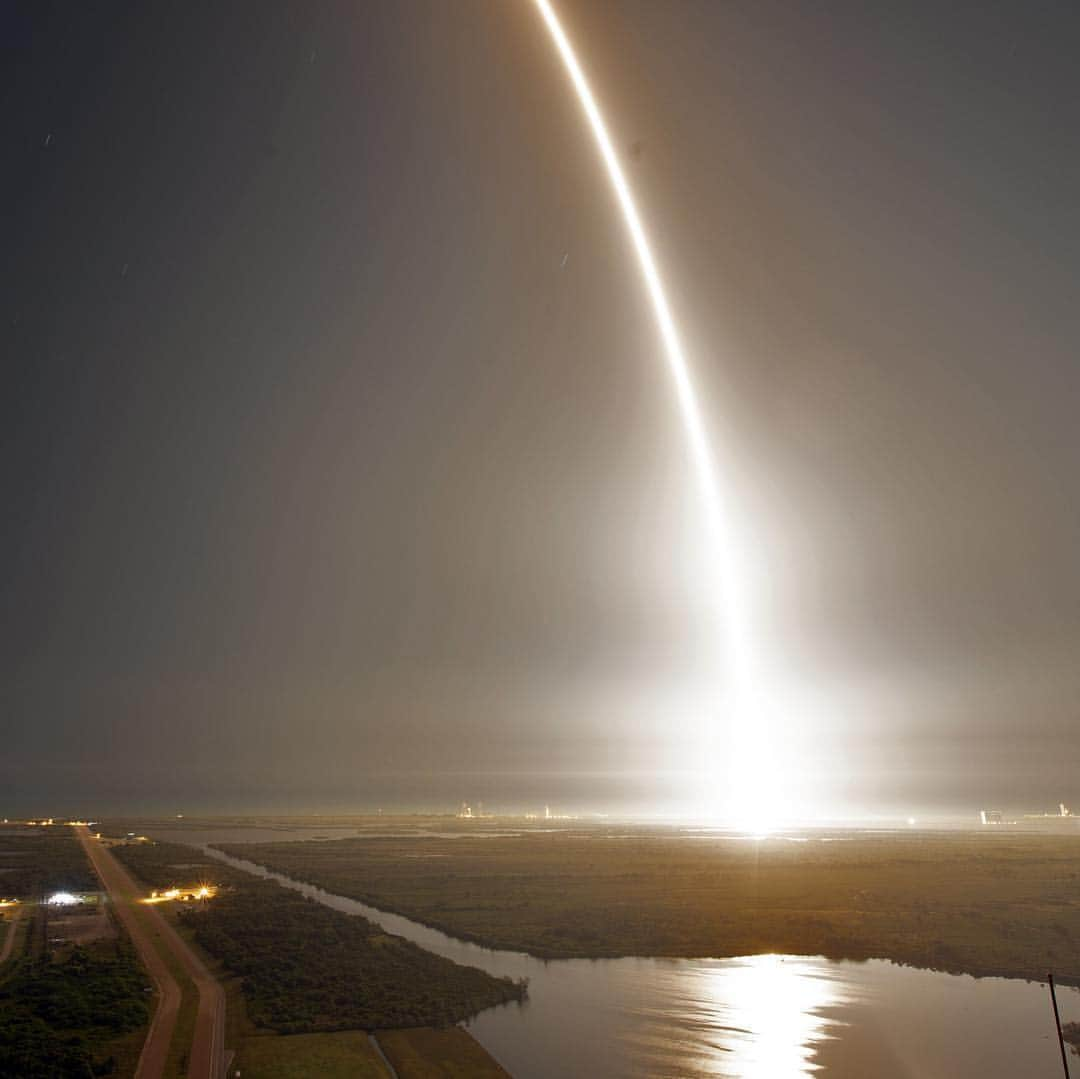 NASAさんのインスタグラム写真 - (NASAInstagram)「More than 5,500 pounds of cargo is on its way to the International Space Station (@ISS) aboard a @SpaceX #Dragon spacecraft. The company’s 17th commercial cargo mission to resupply the space station began at 2:48 a.m. EDT on May 4, 2019, with liftoff aboard a Falcon 9 rocket from Space Launch Complex 40 at Cape Canaveral Air Force Station in Florida. After a successful climb into space, the Dragon spacecraft now is in orbit and will deliver science, supplies and hardware to the orbiting laboratory on Monday morning.  Credits: #1: SpaceX; #2: NASA/Kim Shiflett; #3: NASA/Cory Huston #rocket #launch #space #nasa #spacex #falcon9」5月5日 5時22分 - nasa