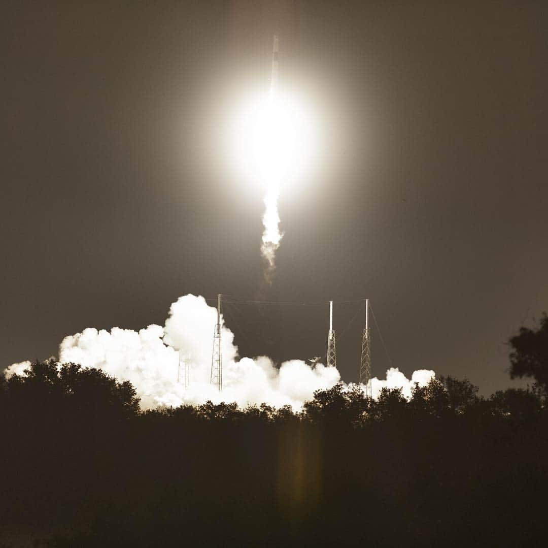 NASAさんのインスタグラム写真 - (NASAInstagram)「More than 5,500 pounds of cargo is on its way to the International Space Station (@ISS) aboard a @SpaceX #Dragon spacecraft. The company’s 17th commercial cargo mission to resupply the space station began at 2:48 a.m. EDT on May 4, 2019, with liftoff aboard a Falcon 9 rocket from Space Launch Complex 40 at Cape Canaveral Air Force Station in Florida. After a successful climb into space, the Dragon spacecraft now is in orbit and will deliver science, supplies and hardware to the orbiting laboratory on Monday morning.  Credits: #1: SpaceX; #2: NASA/Kim Shiflett; #3: NASA/Cory Huston #rocket #launch #space #nasa #spacex #falcon9」5月5日 5時22分 - nasa