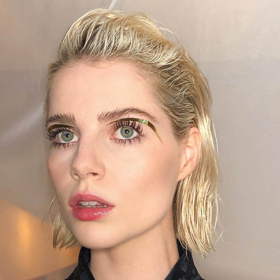 JO BAKERさんのインスタグラム写真 - (JO BAKERInstagram)「L U C Y • B O Y N T O N 🇬🇧 Hologram’ming  flash lines... on my lil beautiful bird #lucyboynton for @prada on Friday night in NY!! Style @leithclark  Hair @jennychohair  Makeup by me #jobakermakeupartist using @chantecaille and @thelordjones on our jetlagged ankles and feet!!」5月5日 5時33分 - missjobaker
