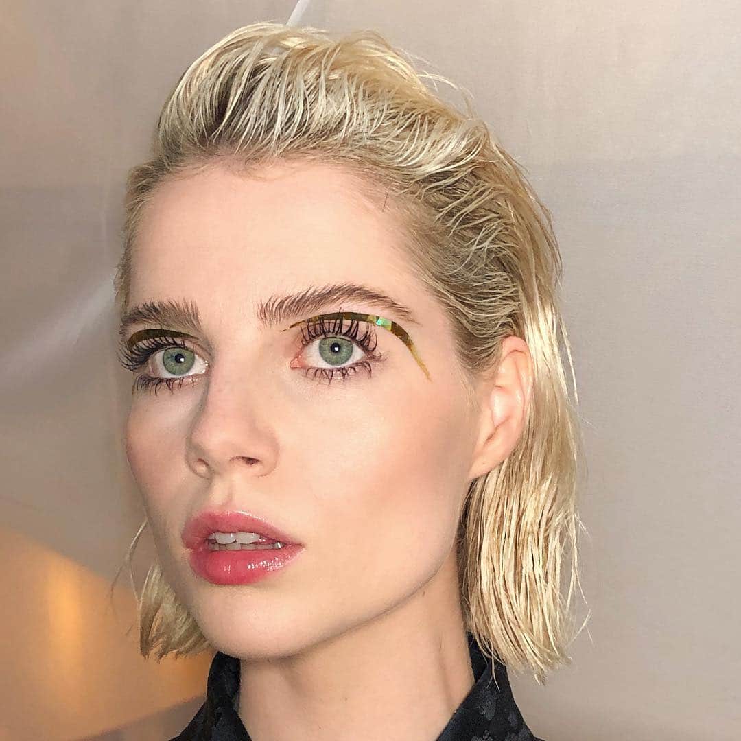 JO BAKERのインスタグラム：「L U C Y • B O Y N T O N 🇬🇧 Hologram’ming  flash lines... on my lil beautiful bird #lucyboynton for @prada on Friday night in NY!! Style @leithclark  Hair @jennychohair  Makeup by me #jobakermakeupartist using @chantecaille and @thelordjones on our jetlagged ankles and feet!!」