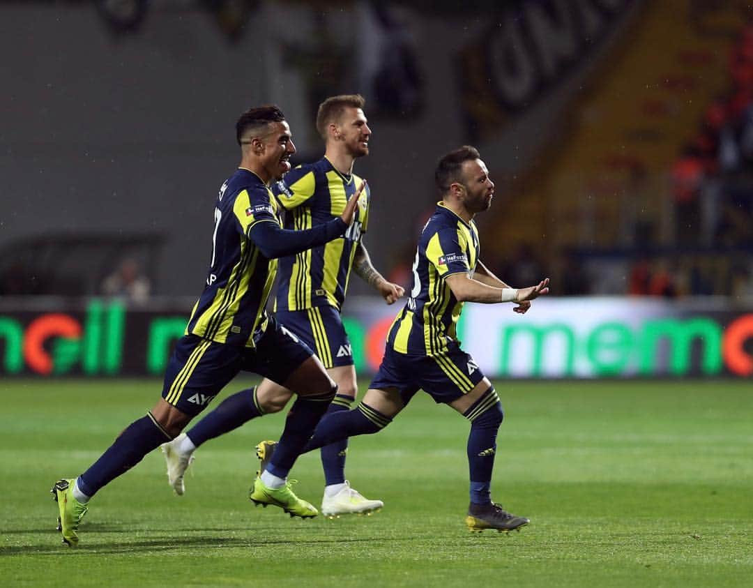 マテュー・ヴァルブエナさんのインスタグラム写真 - (マテュー・ヴァルブエナInstagram)「Great team job today with a fundamental win 👊 We won’t let you down! 💛💙 #Fenerbahce #KASvFB」5月5日 5時30分 - mv28_officiel