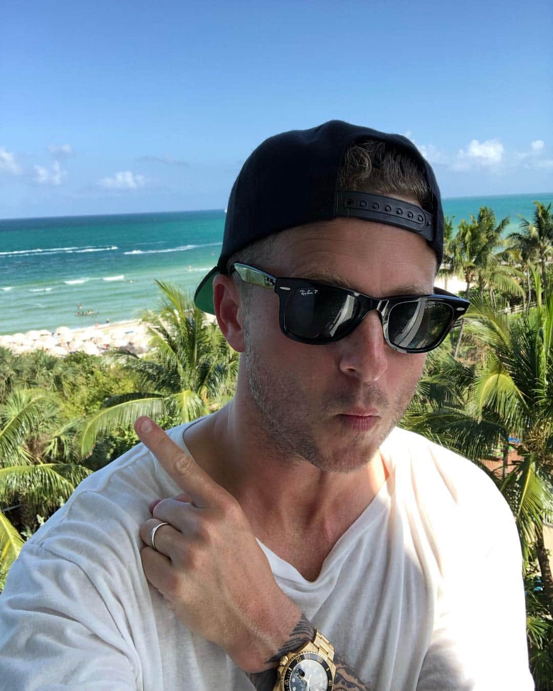 ライアン・テダーさんのインスタグラム写真 - (ライアン・テダーInstagram)「Listened to the final version of our new tune we about to drop right back there... we r last minute  #Tweakers #Miami #SouthBeach #onerepublic」5月5日 5時39分 - ryantedder