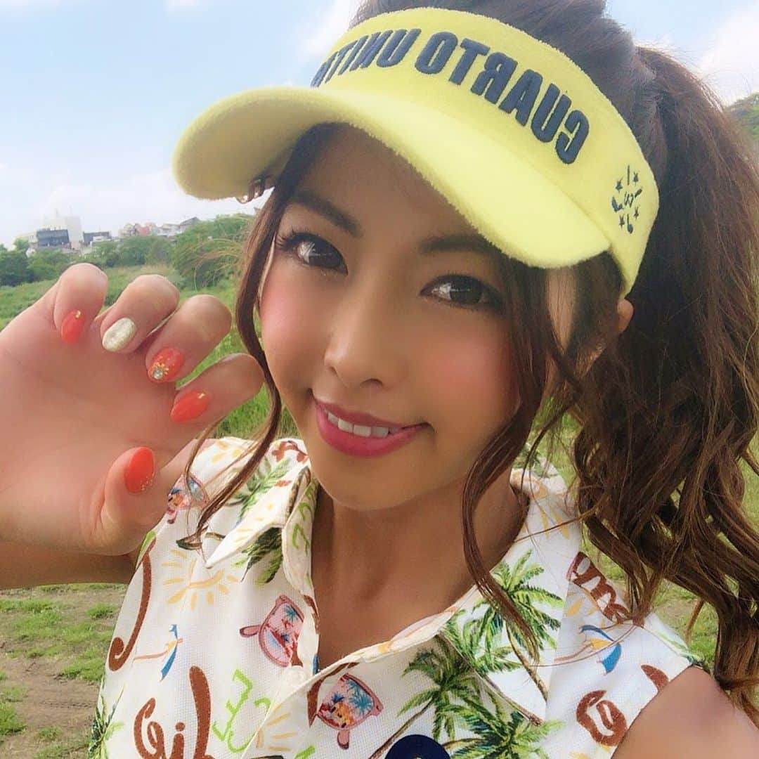 あおい夏海さんのインスタグラム写真 - (あおい夏海Instagram)「おはようございます❤️ 令和初ネイル❤️ ラッキーカラーのオレンジネイルにしたよ❤️❤️ やっぱり好きな色のネイルにするとめっちゃテンションあがるー😍🍒🍒 . 恵比寿ネイルサロンの【ミアム】さんで今回もネイルしてもらったよ💕 @miam_nail  @lino._.shu  赤ちゃんOK! メンズネイル対応✨ 駅近🎵 スタッフの皆さん、ありがとうございました❤️ . #恵比寿ネイルサロン #miamnail #ネイル #フットネイル #ジェルネイル #ネイル #ネイルデザイン #ネイルアート #フットネイルデザイン #nail  #女子力アップ #アラサー女子  #シンプルネイル #メンズネイル #恵比寿 #恵比寿ネイル #駅近 #ママネイル #女子力アップ  #オレンジネイル #ゴルフ女子 #ゴルフコーデ #gw」5月5日 5時51分 - natsumi.aoi