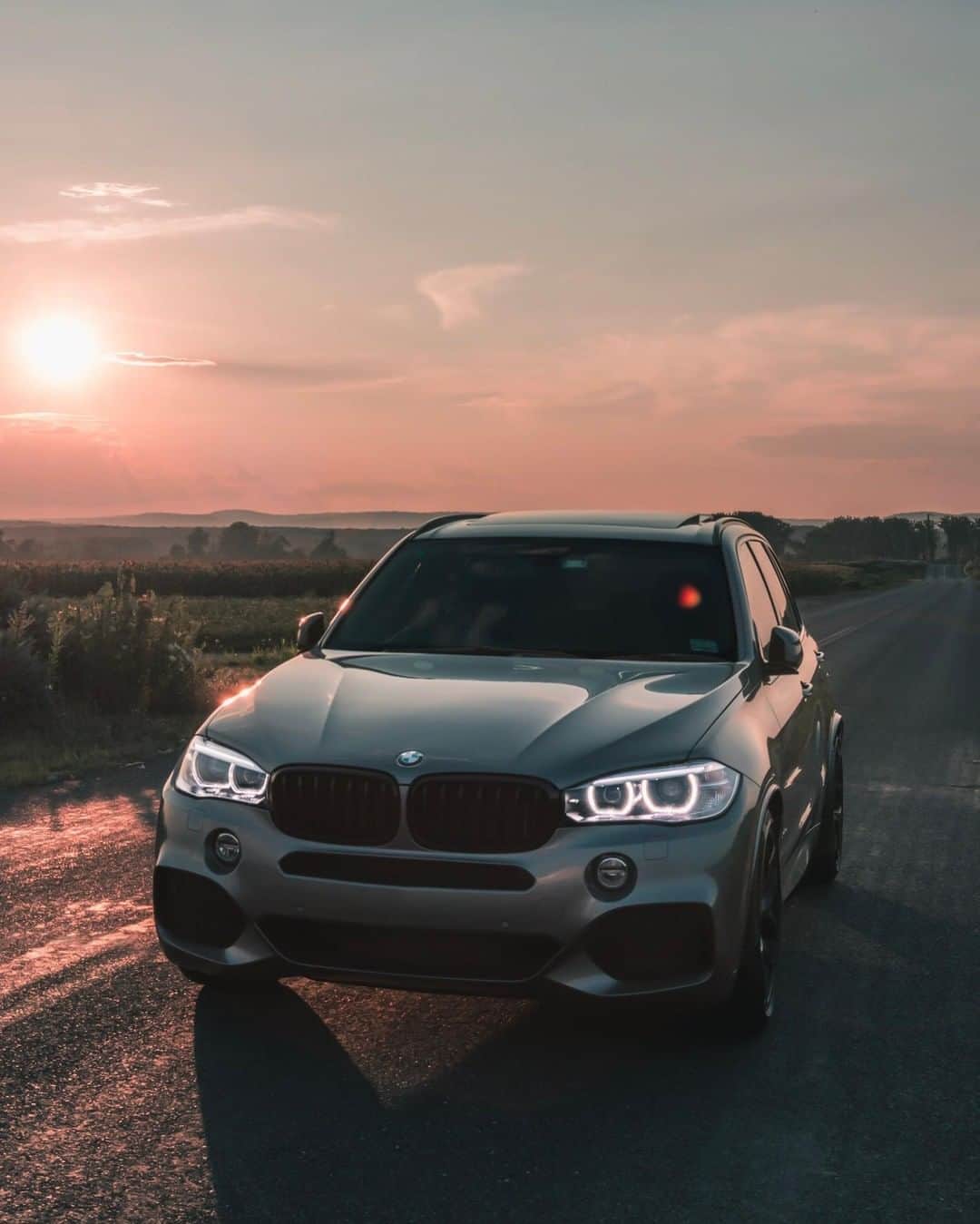 BMWのインスタグラム：「Tough player under the sun.  The third generation of the BMW X5. #BMWrepost @bimmer.boy @rsupreme13 #BMW #X5」
