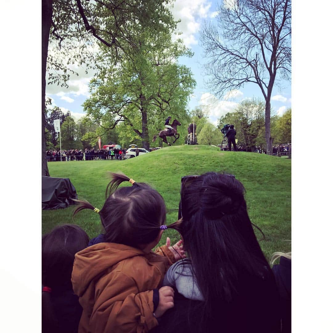 ダイアナ湯川さんのインスタグラム写真 - (ダイアナ湯川Instagram)「Badminton fun 🐴🐎🐴 . . . . . . #badminton2019 #badmintonhorsetrials #daughter #toddler #mygirl #family #love #blessed #happiness #saturday #horses #countrylife」5月5日 5時48分 - diana.yukawa