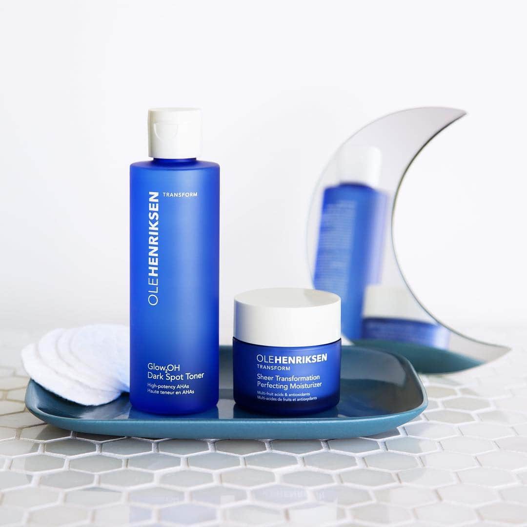 のインスタグラム：「Guys need their beauty sleep, too. Here’s how to make the most of your shut-eye: 1️⃣ Target dark spots with Glow2OH 2️⃣ Hydrate & smooth texture with Sheer Transformation Tag someone that would love this routine ⬇️」