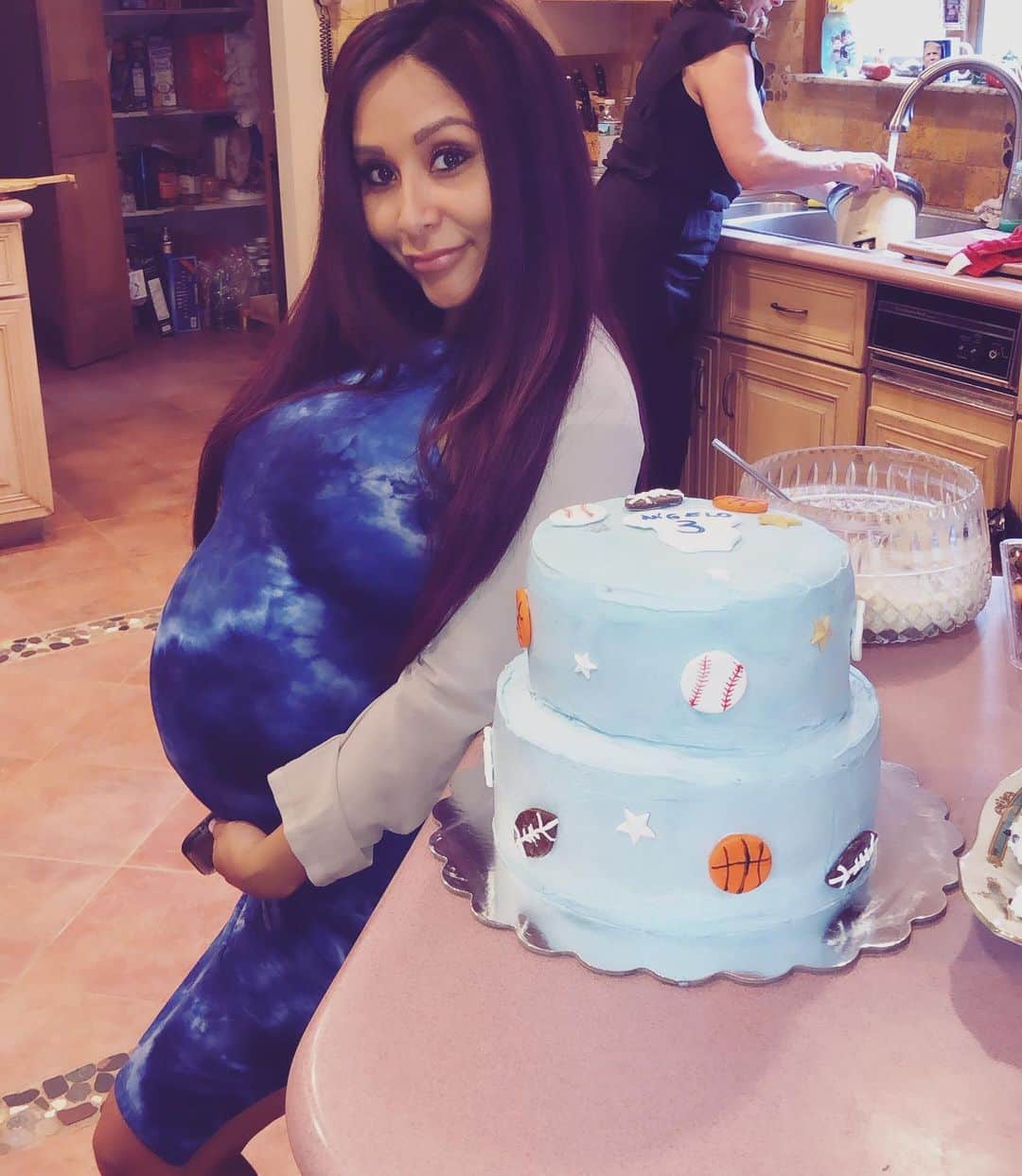 ニコール・ ポリッツィのインスタグラム：「Had such an amazing sprinkle! My family did amazing spoiling baby Angelo! Thanks to my mawma @stephanie_b22 for baking this delicious cake for me! I’m a lucky girl ❤️🔥 #BabyAngelo」