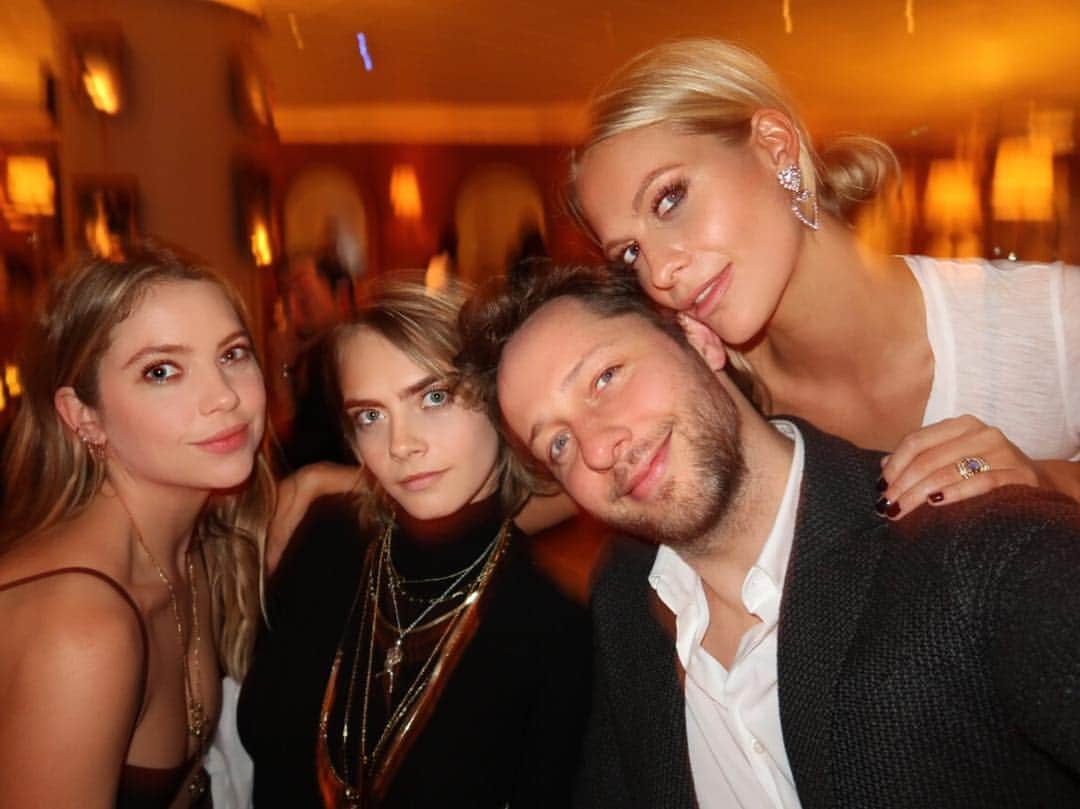 アシュレイ・ベンソンのインスタグラム：「The moment I met @poppydelevingne I knew....P0P goes my heart 💥」
