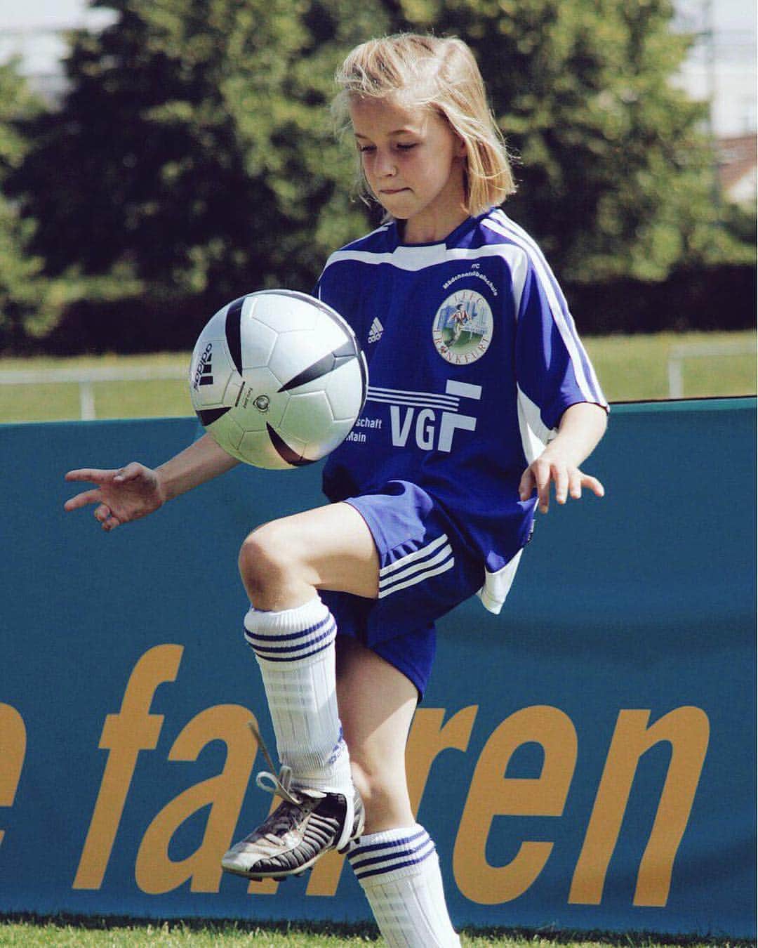 ジャッキー・グローネンのインスタグラム：「Can’t believe tomorrow is my last home game for the club I grew up with. It feels like I’m leaving my second home. Thank you @1.ffcfrankfurt 🖤🖤 I’ve enjoyed every minute of it.」