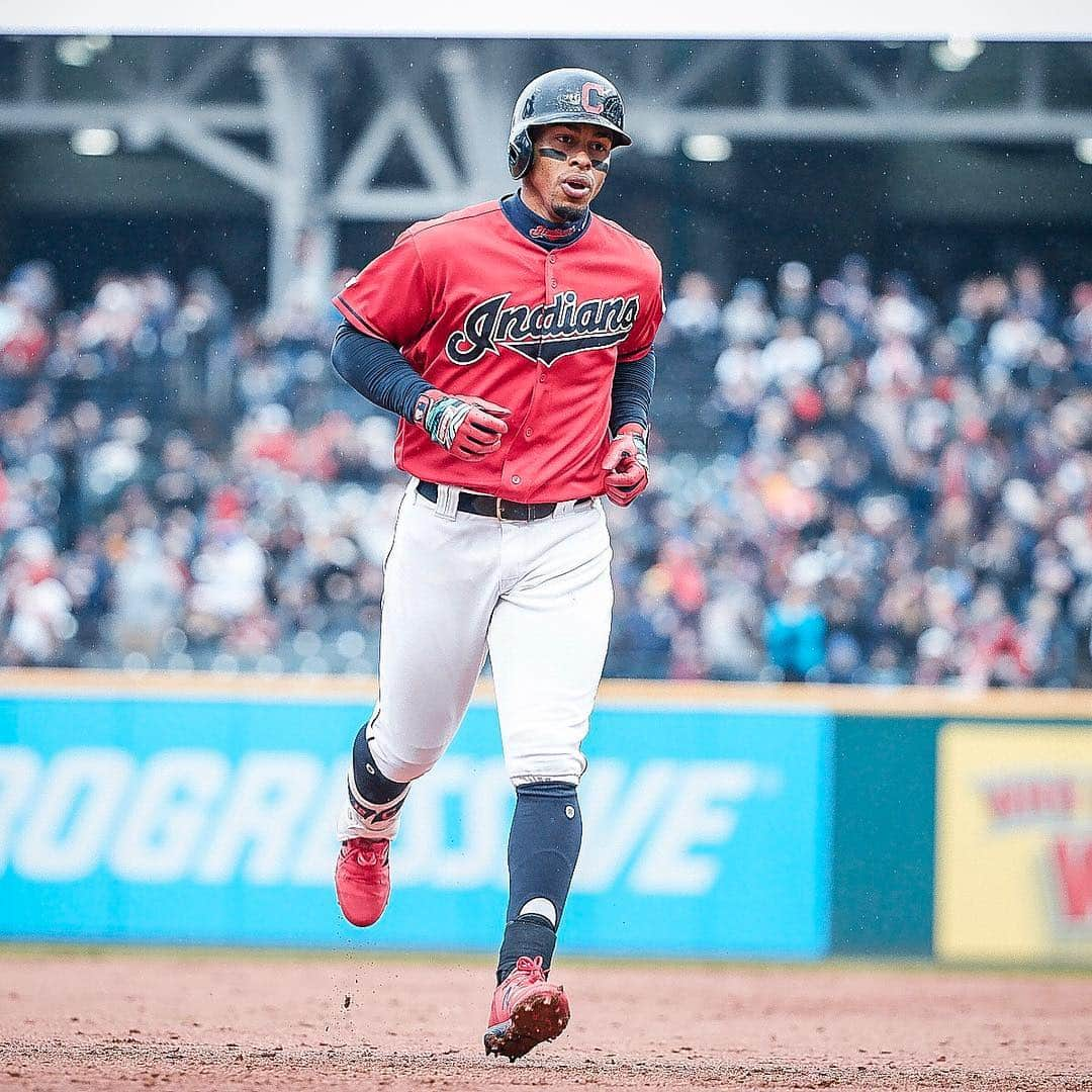 クリーブランド・インディアンスさんのインスタグラム写真 - (クリーブランド・インディアンスInstagram)「“Lindor hits number four!” 💣  #RallyTogether」5月5日 6時14分 - cleguardians