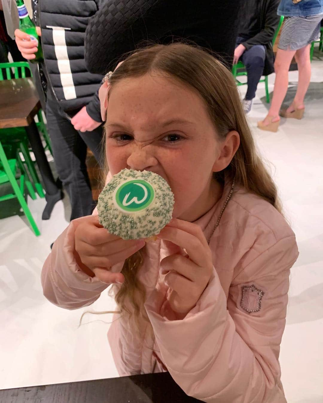 マーク・ウォールバーグさんのインスタグラム写真 - (マーク・ウォールバーグInstagram)「Scarlett❤️Wahlburgers opening in London ❤️」5月5日 6時15分 - markwahlberg