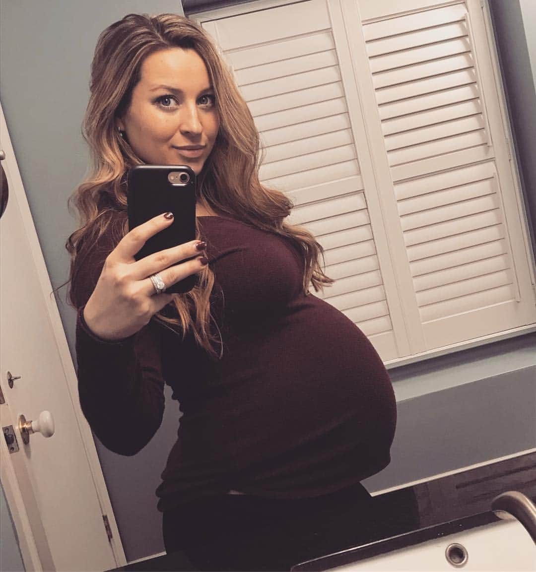 アシュリー・レガットさんのインスタグラム写真 - (アシュリー・レガットInstagram)「Rolling into week 37 (literally). I had Livi 4 days from now. Think baby #2 will make an appearance before then or wait?? 🔮 #36WeeksPregnant」5月5日 6時16分 - ashleyleggat