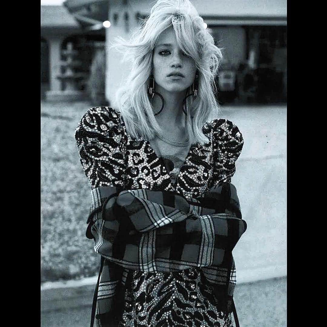 Moschinoさんのインスタグラム写真 - (MoschinoInstagram)「#Repost @itsjeremyscott ・・・ GLAMOUR IN THE STREETS ! @rebeccalongendyke PHOTOGRAPHED BY @josholins STYLED BY @lucindachambers IN A @moschino BEADED LEOPARD DRESS FOR @vogueitalia」5月5日 6時19分 - moschino