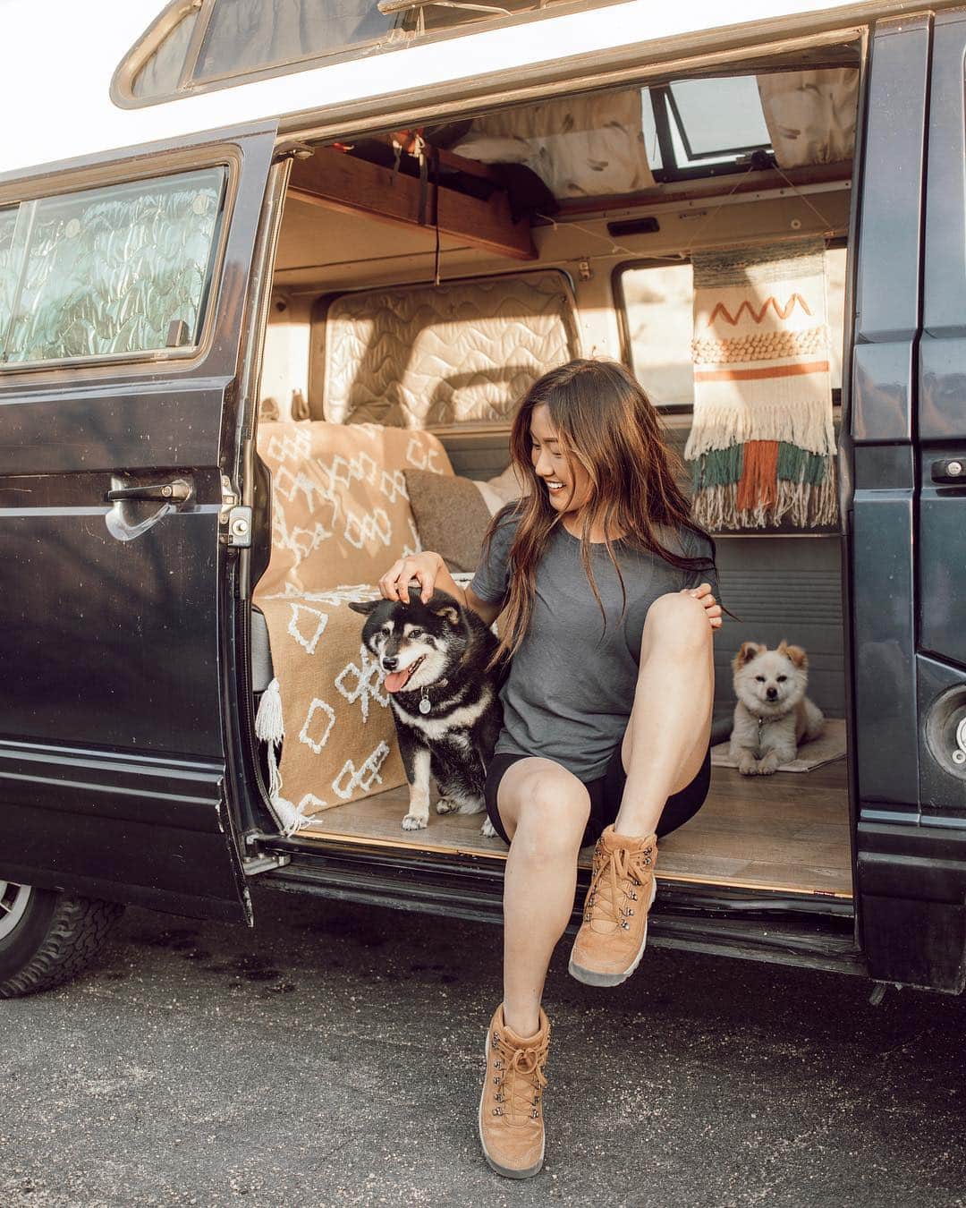 W E Y L I Eのインスタグラム：「If you zoom in you can see how ashy my legs are 😂 Just uploaded a new video! I show you how I get ready for the day in the van when there is no running water 💦 Link in bio! Wearing @proof_collective easy T in blue moon 🌙」