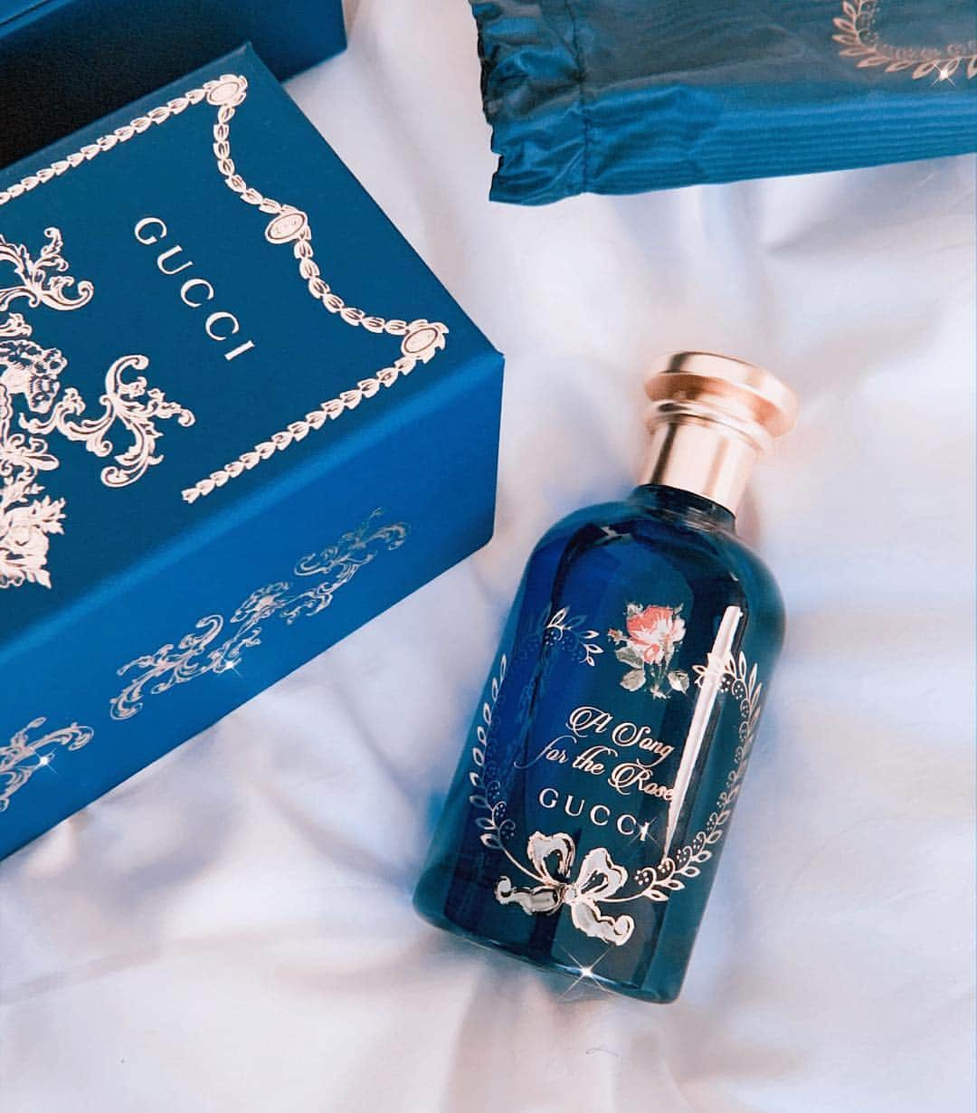 ポニーさんのインスタグラム写真 - (ポニーInstagram)「#제품협찬 . . divine rose scent...🔮🌹 thank you @GucciBeauty @GUCCI 원래 장미향을 별로 안 좋아하는데 이 향은 장미향이 베이스에 은은하게 있으면서 뭔가 투명한 비누향이 느껴져요. 신비하고 성스러운 꽃향! 너무 좋아서 지금 엄청 많이 뿌렸음💜 #GucciBeauty #asongfortherose .」5月5日 6時32分 - ponysmakeup