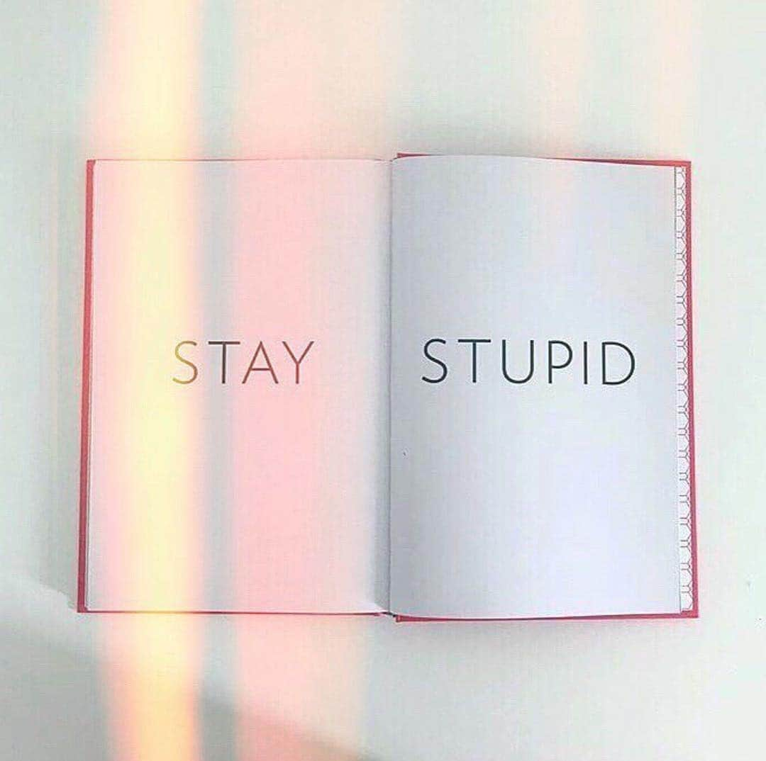 Garotas Estupidasさんのインスタグラム写真 - (Garotas EstupidasInstagram)「1 ano de #estupidaEU! 🖤 um projeto tão especial que me deu tanto trabalho quanto satisfação! Lembro que quando tava prestes a lançar alguém me disse: “aproveita!”. E realmente dá saudades olhar essas fotos e lembrar o quanto foi delicioso e gratificante! Quem aí já leu? Gostou? Porque? Me conta nos comentarios! Dá até vontade de escrever outro... @intrinseca」5月5日 7時00分 - camilacoutinho