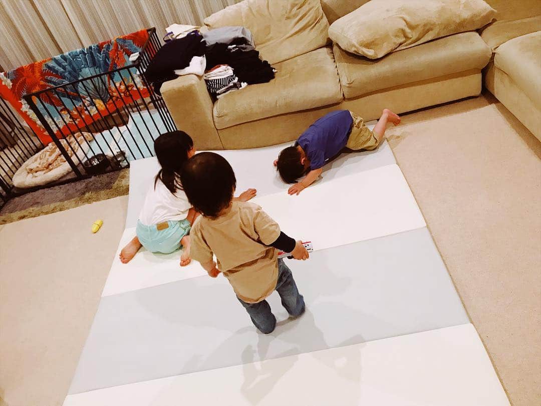 のインスタグラム：「双子の弟ファミリーが来てくれました☺️❤️✨ お互い、同じ誕生日だったからおめでとう！と言い合うのが恒例。笑 甥っ子、姪っ子ちゃん沢山遊んでくれました👶息子くんにもアンパンマンブロックのプレゼント🎁ありがとう🎁 子供達って、すぐに仲良しになるから不思議☘️弟の奥さんと、煮込みハンバーグを作りました💕 . . そして、大好き過ぎる甥っ子、姪っ子ちゃんとハグをすると。。おばちゃん本当に充電出来るのです。 令和に入ってから、毎日大好きな人に会えてる❤️❤️❤️ #instagood #family #twins #cousins #dinner #hamburg #love」