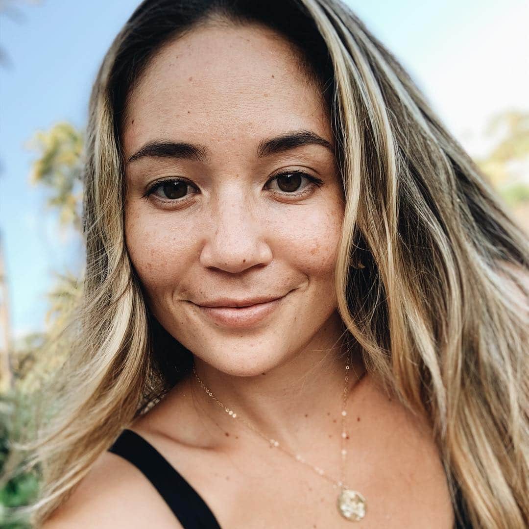 アリッサ ウーテンのインスタグラム：「@thewaxroombymandie always making me feel beautiful 💕 she’s my one and only for all my waxing needs!」