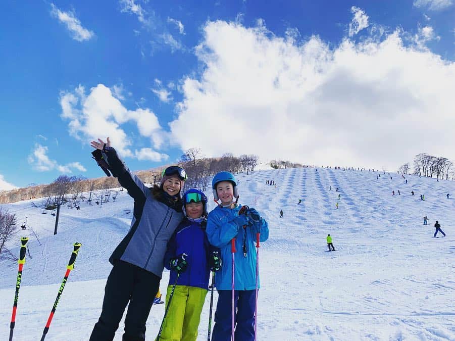 梅原玲奈さんのインスタグラム写真 - (梅原玲奈Instagram)「GWはかぐらで小学生女子達と滑って来ました！ 1日中コブとバンクを攻め立てる女子スキーヤー⛷ 現役時代にも1日でこんなにコブ滑り込んだ事なかったですw でもとっても楽しかったです、ありがとう😊 日本のスキー界の未来は明るいですね👍 #スキー #春スキー #スキー女子  #こぶ #バンク #プライベートレッスン #梅原玲奈 #ゴールデンウィーク」5月5日 7時11分 - reina_umehara