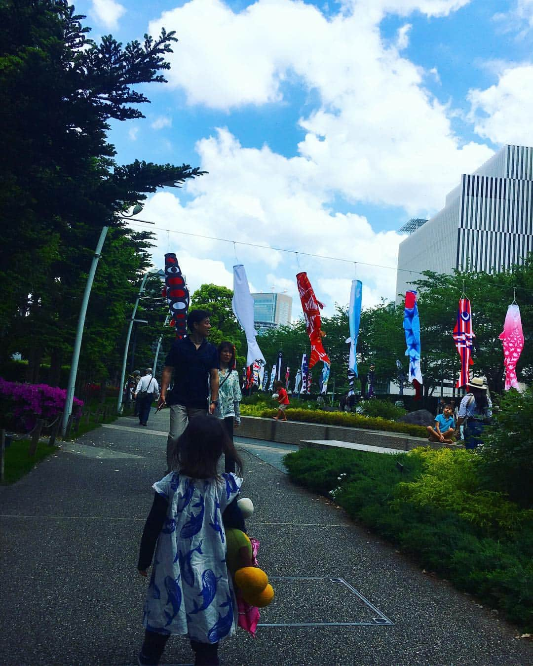 野村佑香さんのインスタグラム写真 - (野村佑香Instagram)「㊗️こどもの日🎏  そして、オレンジちゃん3カ月🍊🧡 乳児湿疹は気になるものの、元気にムチムチ育ってくれてます👶表情も豊かになってきて、嬉しい😊  昨年も訪れた六本木ミッドタウンの鯉のぼり🎏  今年は家族も1人増え、パープルちゃんの成長を感じる事ができました⭐️ 楽しいことも、悲し事でさえ色々経験して豊かな優しい子達に育って欲しい。 でも、何より健康で‼️ あなたたちが元気でいてくれるのが、何よりありがたく幸せです👧👧 #こどもの日 #鯉のぼり#ミッドタウン#六本木#来年も来たい#オレンジちゃんは歩いてるかな#こどもの成長#二児の母」5月5日 7時29分 - nomuyuu