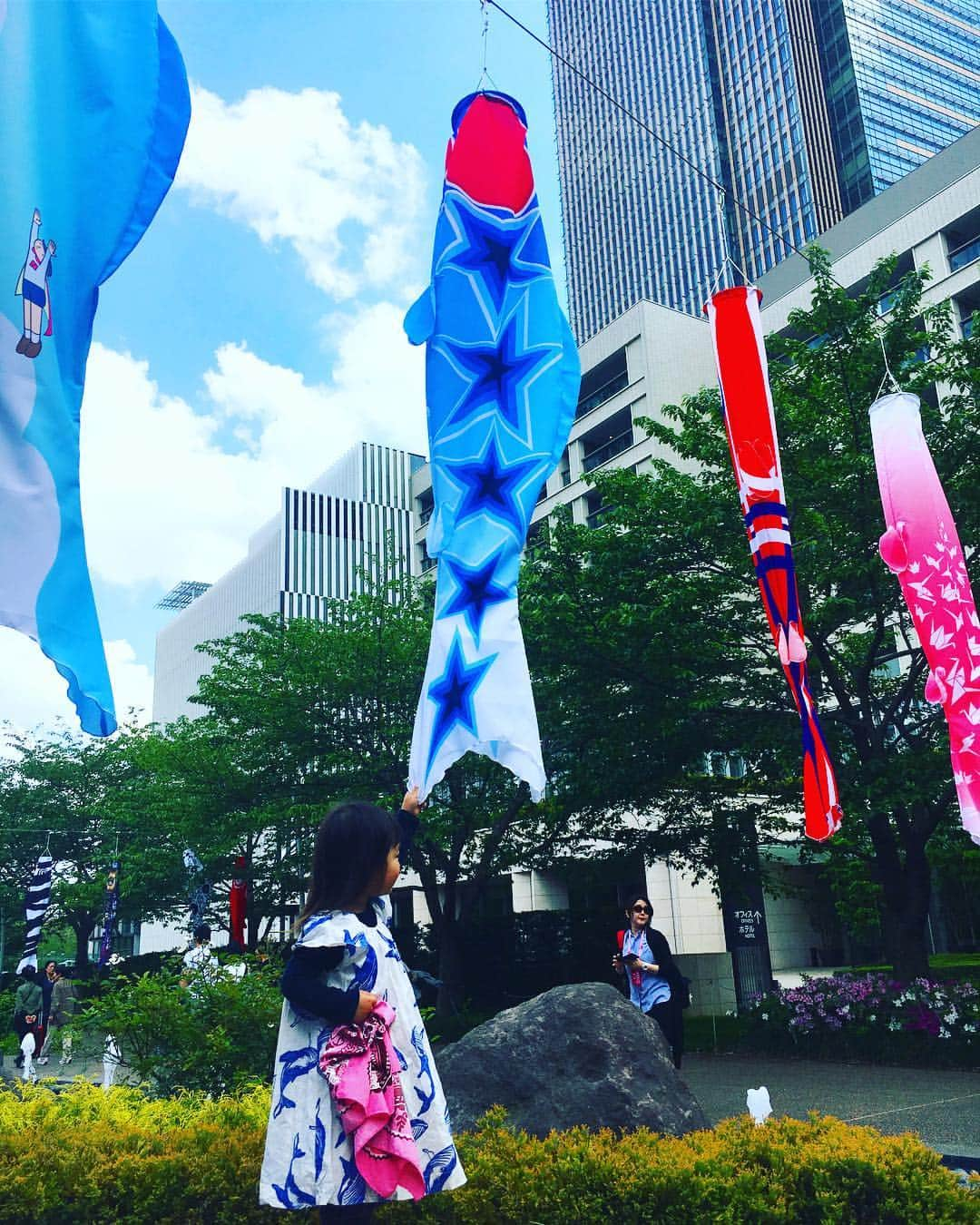 野村佑香さんのインスタグラム写真 - (野村佑香Instagram)「㊗️こどもの日🎏  そして、オレンジちゃん3カ月🍊🧡 乳児湿疹は気になるものの、元気にムチムチ育ってくれてます👶表情も豊かになってきて、嬉しい😊  昨年も訪れた六本木ミッドタウンの鯉のぼり🎏  今年は家族も1人増え、パープルちゃんの成長を感じる事ができました⭐️ 楽しいことも、悲し事でさえ色々経験して豊かな優しい子達に育って欲しい。 でも、何より健康で‼️ あなたたちが元気でいてくれるのが、何よりありがたく幸せです👧👧 #こどもの日 #鯉のぼり#ミッドタウン#六本木#来年も来たい#オレンジちゃんは歩いてるかな#こどもの成長#二児の母」5月5日 7時29分 - nomuyuu