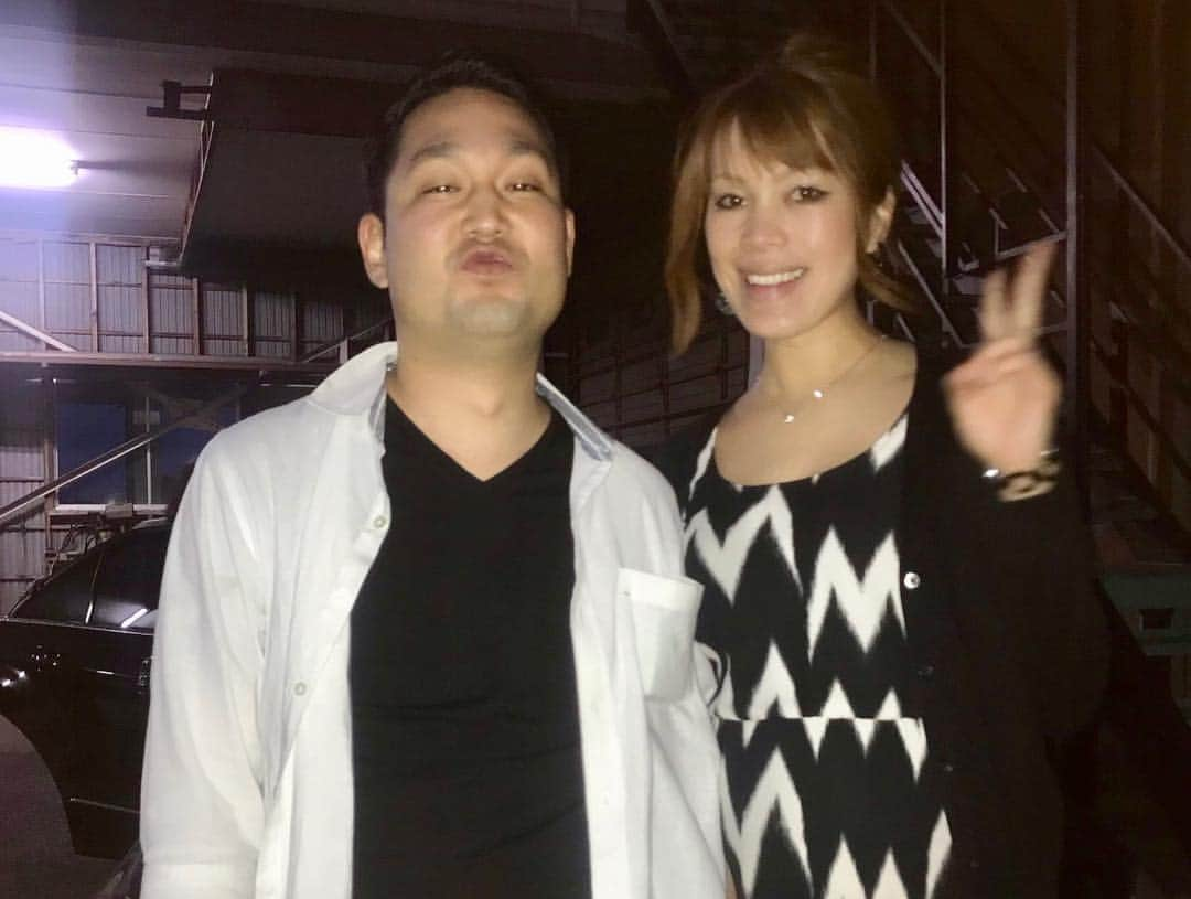 輝良まさとさんのインスタグラム写真 - (輝良まさとInstagram)「・ 主人の方の親族＋知人・友人でBBQ〜🍖 ・ こんなに沢山の方が集まってくれました❤️ ・ 3,4枚目、甥っ子君にスマホで操作できるドローンをプレゼントしたら、早速使いこなし空撮をしてくれました👍 ・ 主人はお察しの通り案の定飲み過ぎ＆子供達と遊び過ぎでヘロヘロ…😅笑 ・ 帰ってきてシャワー浴びて速攻爆睡してましたが、さて、今日は何時に起きるかな…⁉️笑 ・ #親族#bbq#バーベキュー#大人数#わいわい#bbq隊長#出動#アウトドア#大好き#テンション上がる#tello#ドローン#高性能#凄い#突然の#雷雨#びっくり#主人#飲み過ぎ#ヘロヘロ#テキーラで#ノックアウト#笑#楽しかった#いい思い出」5月5日 7時37分 - kirahama0703