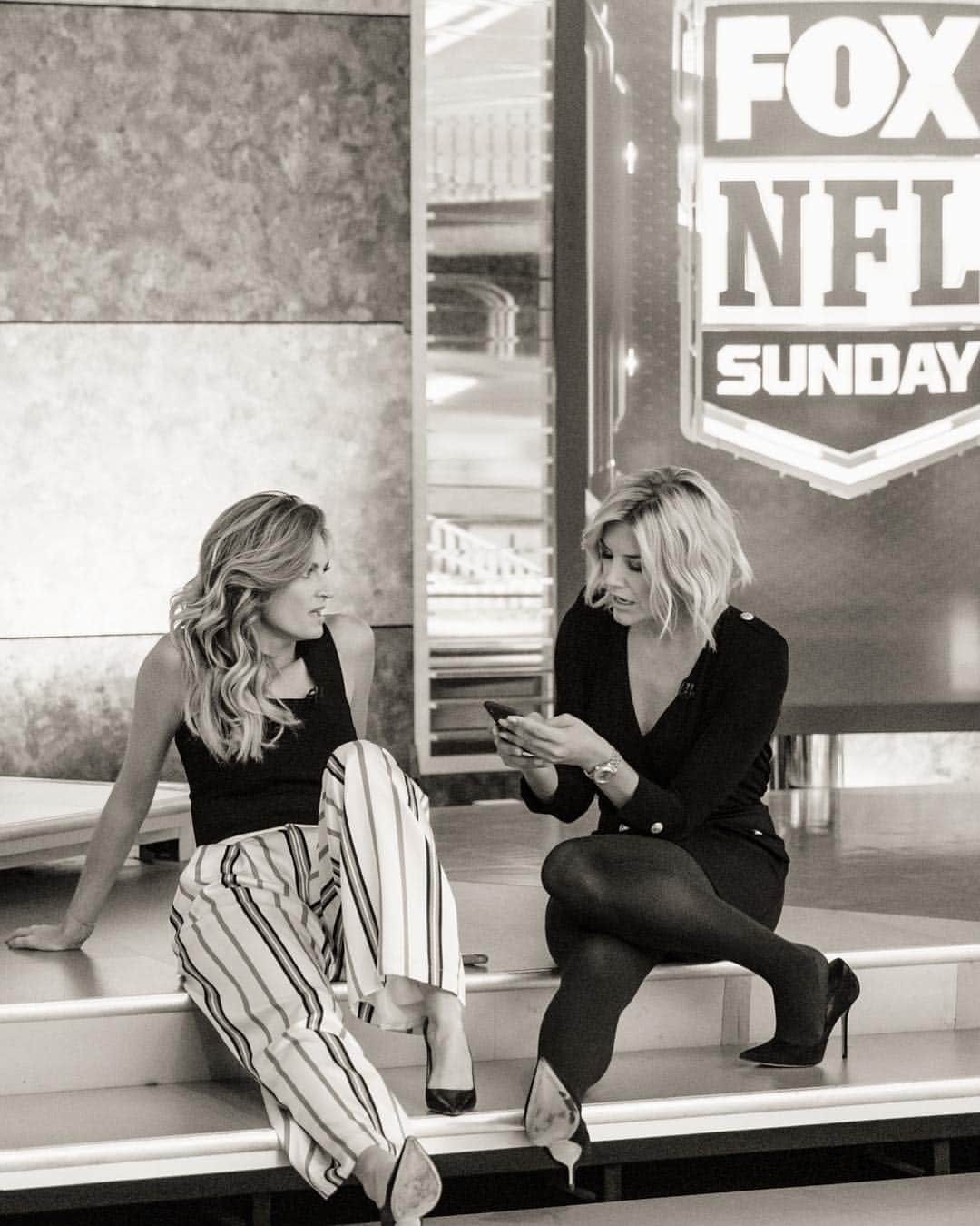 エリン・アンドリューズのインスタグラム：「Sums us up perfectly @charissajthompson! “ You know I love u more than my luggage” & Happy Birthday..now go drink your juice Shelby 😘🍷🎂 @lilyro_ @nflonfox」