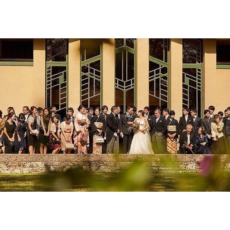 ゼクシィさんのインスタグラム写真 - (ゼクシィInstagram)「【GW特別企画　平成のWeddingプレーバック！】 . 31年にわたる“平成の結婚式”の変遷を、 当時のエピソードとともに振り返る 7日連続の特別企画👰💐🔔💎✨ .  平成の花嫁花婿 Entry No.13 ⠀ ▼平成30年／2018年10月21日挙式 ⠀ ▼ 饗庭暉人さん・小林詩織さん（当時26歳・27歳） ▼＠自由学園明日館 . ▼当時のエピソード 「バージンロードを歩く練習で、 いざ歩こうと思ったら目の前に号泣する彼の姿。 ん？？なんで泣いているの？ どこに感動ポイントが？と…… あっけにとられて、爆笑しながらリハーサルは終了😝🌟 .  本番は平気と言っていた彼。  いざ迎えた本番…… なぜかゲストが爆笑しているのが 扉越しに聞こえました。 まさか、、と思い彼を見ると予想通り号泣。 .  もう、なんで泣いてるのよー😂！！！って おかしくなりながらバージンロードを歩いた気がします😊💗 .  でも、泣きながら父から私の腕をバトンされる姿や、 ゲストが泣いてる姿を見て、 私も感動の気持ちで満たされました😌」 . . #ゼクシィ#ちーむゼクシィ #プレ花嫁#日本中のプレ花嫁さんと繋がりたい#全国のプレ花嫁さんと繋がりたい#結婚準備#結婚式準備 _ #結婚式#ウェディング#平成最後の#tb平成ウェディング#ウェディングドレス#ネイキッドケーキ#ウェディングケーキ#プチギフト#ケーキ入刀 _ #フラワーシャワー#結婚式集合写真#号泣#新郎号泣#ゲスト卓#ゲストテーブル#ゲストテーブル装飾#テーブルコーディネート#ペーパーアイテム#結婚写真 _ #ウェディングフォト#平成を振り返る#平成婚#平成花嫁」5月5日 8時02分 - zexyrecruit