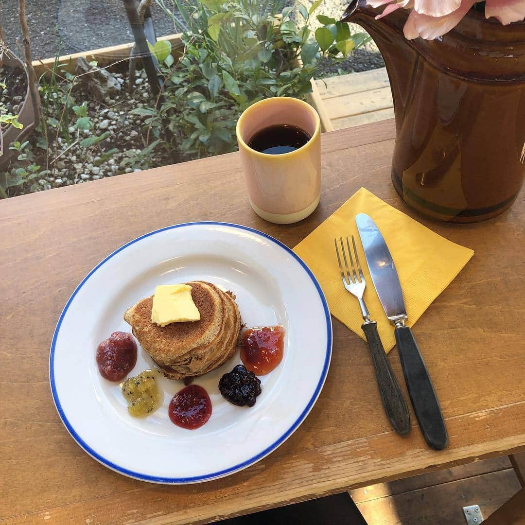 のインスタグラム：「. 日・水・金曜日の週3日の東京都の初台にあるお菓子屋『Sunday Bake Shop（サンデーベイクショップ） @sunday_bake_shop 』をご存知ですか？優しい空間で食べるパンケーキに癒されるかも♡朝一のケーキが並ぶ光景は要チェックです♪ . MERYでは他にも「かわいい」に近づくさまざまな情報を発信しています。 @mery.beauty コスメ・美容に特化した情報をお届け♡ @mery_spot 話題のカフェやお出かけスポットをご紹介！ こちらもぜひチェックしてみてください！ . . photo by @_____sa00 @yumekan . #MERY #regram #instagram #cafe #sundaybakeshop #tokyo #tokyocafe #먹스타그램 #카페스타그램 #카페 #냠냠 #焼き菓子 #朝活 #朝活女子部 #都内カフェ #ベーカリー #サンデーベイクショップ #初台 #初台カフェ #新宿カフェ #パンケーキ #ケーキ #おしゃれカフェ #カフェ活 #カフェ #カフェ巡り #カフェ好きな人と繋がりたい #お洒落さんと繋がりたい #MERY女子 #メリー」