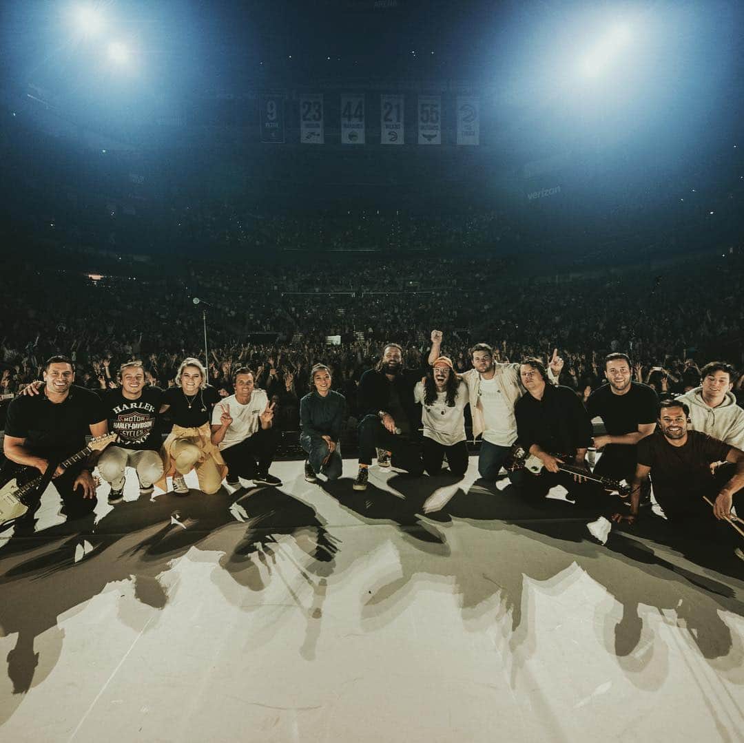 ジョエル・ヒューストンのインスタグラム：「Biggest of group hugs to the people of Atlanta & Birmingham for the last couple of nights.... gettin set for tonight in Nashville—LETS GO PEOPLE, ready come rain/reign or not!!! 📸 @nolanknight_」