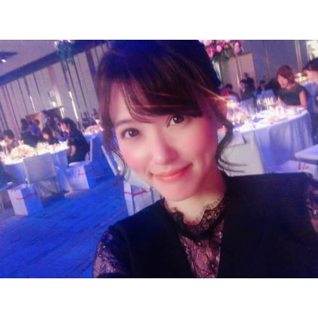 三島ゆかりさんのインスタグラム写真 - (三島ゆかりInstagram)「ゆったんの結婚式パート2💒👰 久しぶりにセクオルメンバーに会えて嬉しかった💖😆 しかもプラチナムプロダクションの社長とプラチナムパスポートの社長と腕組んで写真を撮ってもらえるなんてねww😂 いい記念になりました🙇‍♀️✨ #grandhyatttokyo #tokyo #roppongi #wedding #platinumproduction #platinumpassport #sexyallsisters #セクオル #懐かしい #美脚戦隊スレンダー #爆乳戦隊パイレンジャー #対抗 #ユニット #美脚戦隊スレンダーdx #ものまね #少女時代 #メンバー増員 #林弓束 #結婚おめでとう #キラキラドレス #すごく綺麗だった #三島ゆかり #私も早く結婚したい #切実 #followme」5月5日 8時10分 - apple340