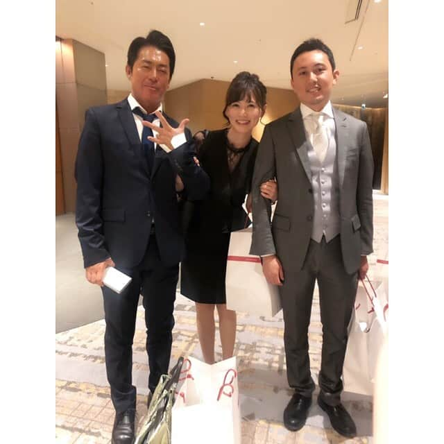 三島ゆかりさんのインスタグラム写真 - (三島ゆかりInstagram)「ゆったんの結婚式パート2💒👰 久しぶりにセクオルメンバーに会えて嬉しかった💖😆 しかもプラチナムプロダクションの社長とプラチナムパスポートの社長と腕組んで写真を撮ってもらえるなんてねww😂 いい記念になりました🙇‍♀️✨ #grandhyatttokyo #tokyo #roppongi #wedding #platinumproduction #platinumpassport #sexyallsisters #セクオル #懐かしい #美脚戦隊スレンダー #爆乳戦隊パイレンジャー #対抗 #ユニット #美脚戦隊スレンダーdx #ものまね #少女時代 #メンバー増員 #林弓束 #結婚おめでとう #キラキラドレス #すごく綺麗だった #三島ゆかり #私も早く結婚したい #切実 #followme」5月5日 8時10分 - apple340