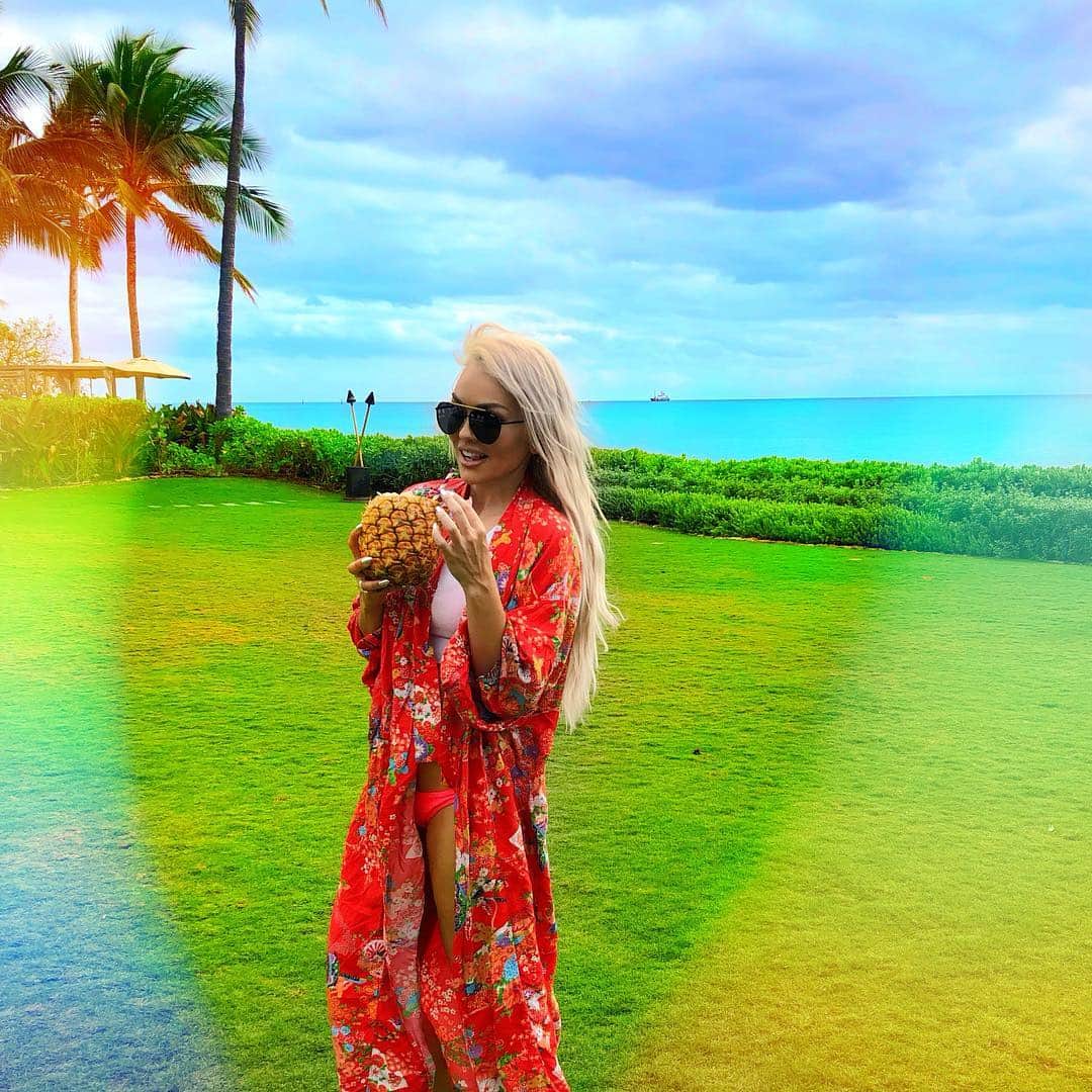 カンディー・ジョンソンさんのインスタグラム写真 - (カンディー・ジョンソンInstagram)「FACTS:  1. I wish I was in Hawaii with a pineapple in my hand  2. This is how I go to the beach - almost 100% covered up😂  3. Currently not in Hawaii & not holding a pineapple #vacation #dreaming #mood」5月5日 8時10分 - kandeejohnson