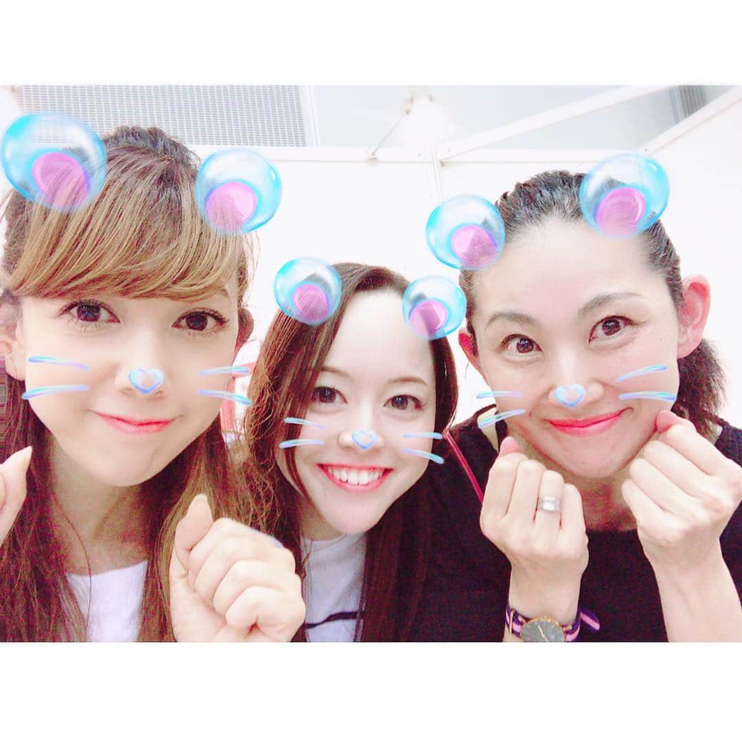 大原かおりさんのインスタグラム写真 - (大原かおりInstagram)「👯‍♀️🐶😸💞 Ottyブースでは、たかくら新産業さんのペットの防災アイテムセット 『BOUSAI GO BAG』を販売しています🐶🔍 そして今回は、たかくら新産業の千葉さんも販売応援に入ってくれました❣️ マルゴ&ミネットちゃんママとパチリ🙋‍♀️📸 ☺︎ 『BOUSAI GO BAG』は、災害が起きた時には買いに行けない大切なペットちゃん用の防災グッズ必須アイテムです💞 実際の被災地での調査をもとに、ペットや周りの方々が被災後の2～3日を快適に乗り切れるよう、機能性の高い備品が収納された『BOUSAI GO BAG』。 厳選された物がコンパクトに収納されている必須アイテムです。 (2枚目からの写真を参照ください♡) 大切なペットちゃんの為にも、1つお家に保管しておく事をオススメします🐶😸💖 ☺︎ 今日も10時〜17時まで幕張メッセでペット博が開催されてますのでお近く方はぜひ遊びに来てください〜😘🎀 ☺︎ 🐶Pet博2019・幕張🐶 5月3日(祝・金)～5月6日(日) 10:00〜17:00 幕張メッセ 国際展示場 11 千葉市美浜区中瀬2-1 http://pethaku.com/makuhari * #Otty #OttyDog #オッティ #幕張ペット博  #幕張メッセ #たかくら新産業 #BOUSAIGOBAG #防災セット #防災グッズ #ペットの防災グッズ #ペット同伴 #イベント #ペット博 #ゴールデンウィーク #ペットと一緒に #遊びに来てね #新作商品 #見に来てね #お待ちしてます #Pet博 #petstagram #dogstagram #🐶 #😻 #🐷 #❤️」5月5日 8時11分 - oharagaori_otty