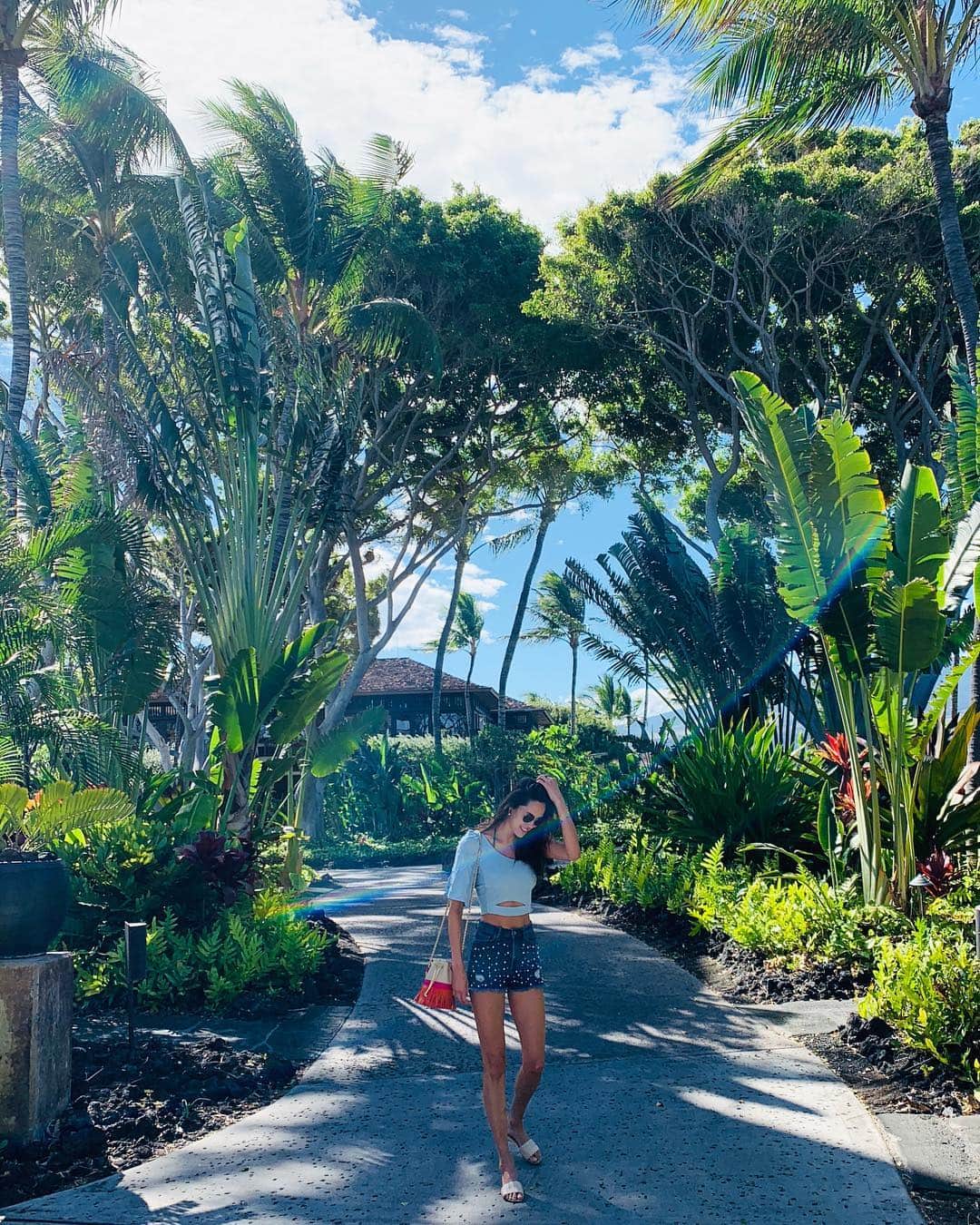 エミ・レナータさんのインスタグラム写真 - (エミ・レナータInstagram)「This was my first time in Big Island and I’m so impressed with its beauty! 😍 The contrast of the green,  blue and the volcanic rocks simply stunned me!  #bigisland #love #hawaii #vacation #jandmdavidson #carnivalxcarnival #carnival」5月5日 8時11分 - emi_renata