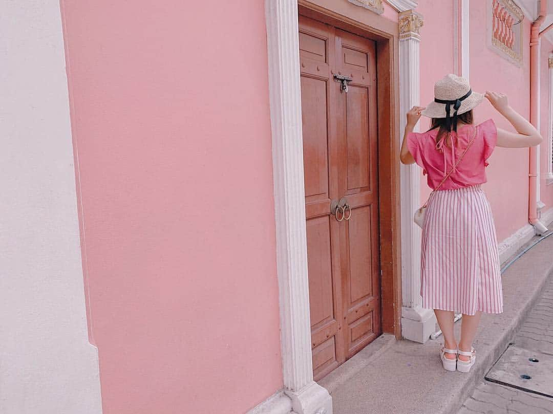 石倉侑芽さんのインスタグラム写真 - (石倉侑芽Instagram)「Old town🌈💓 カラフルな街並みに合わせて この日はピンクコーデにしました🎀 . #ゆめちんコーデ 👗⭐️ tops/skirt... @miia_official #miia shoes... @willselection_official #willselection bag... @17kg_official #17kg . #coordinate#ootd#fashion#wear #pink#oldtown#Phuket#travel#jenic_mag  #ピンクコーデ#プーケット#プーケット旅行#タビジョ#女子旅#ゆめちんぶらり旅#ゆめちん_Phuket」5月5日 8時36分 - yume8115