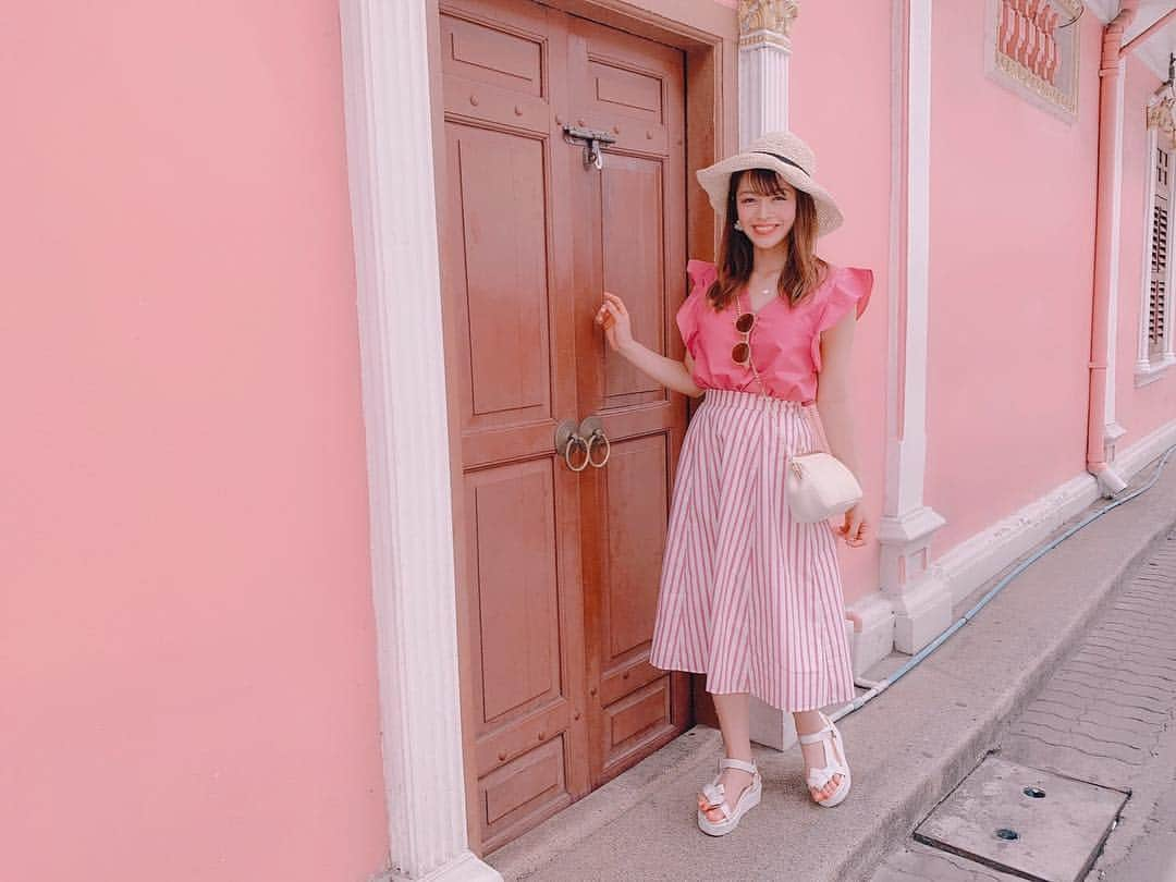 石倉侑芽さんのインスタグラム写真 - (石倉侑芽Instagram)「Old town🌈💓 カラフルな街並みに合わせて この日はピンクコーデにしました🎀 . #ゆめちんコーデ 👗⭐️ tops/skirt... @miia_official #miia shoes... @willselection_official #willselection bag... @17kg_official #17kg . #coordinate#ootd#fashion#wear #pink#oldtown#Phuket#travel#jenic_mag  #ピンクコーデ#プーケット#プーケット旅行#タビジョ#女子旅#ゆめちんぶらり旅#ゆめちん_Phuket」5月5日 8時36分 - yume8115