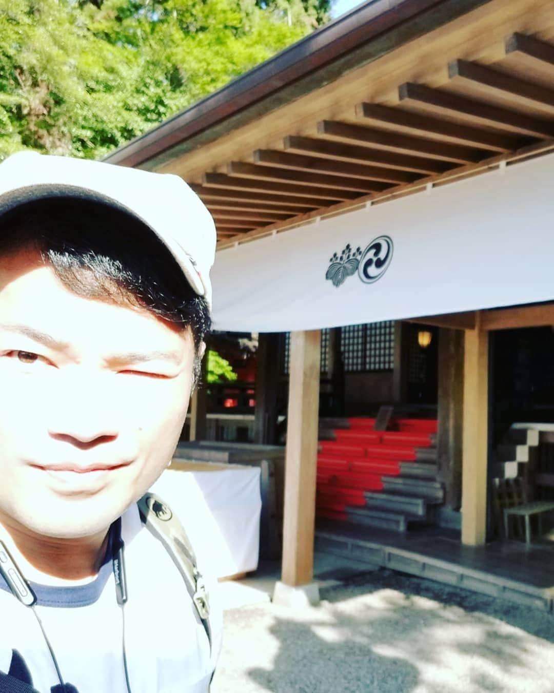 横山裕之さんのインスタグラム写真 - (横山裕之Instagram)「東国三社巡り。  #鹿島神宮  #香取神宮  #息栖神社  #東国三社 #香取神宮のべしゃる九官鳥 #お団子美味しいよ #まさかの #ハブサービスさんご夫婦に会う #ご神木」5月5日 8時33分 - tengu_yokoyama