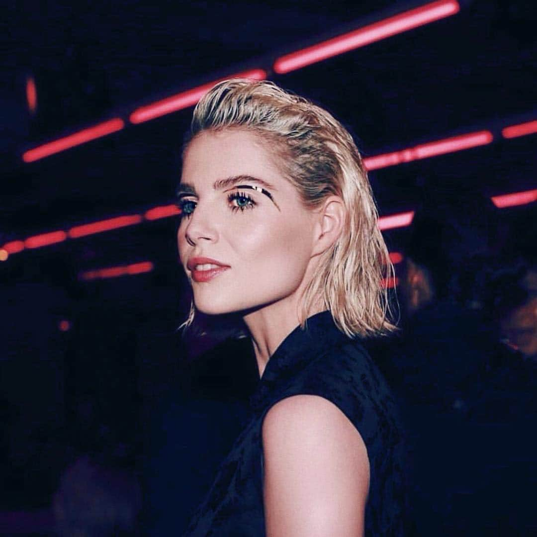 JO BAKERさんのインスタグラム写真 - (JO BAKERInstagram)「L U C Y • B O Y N T O N 🇬🇧 Prisms for Prada.... Hologram heaven.... slice it right and stick it on!! #lucyboynton thank you for rolling with my random, make it up as I go along ideas!!! Style @leithclark  Hair @jennychohair  Makeup #jobakermakeupartist using gold stuff and lash glue @duoadhesive !! #gold #hologram #zazzle #futuristic #eyeliner #giftwrap swipe...to see this look in action!! ⚡️」5月5日 8時40分 - missjobaker