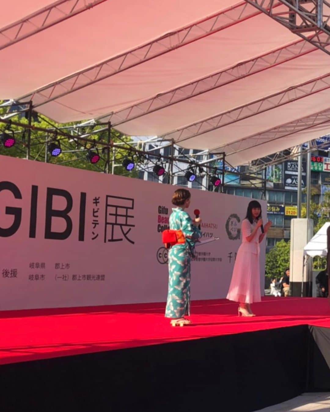桜井日奈子さんのインスタグラム写真 - (桜井日奈子Instagram)「「GIBI展」に来てくださった皆様、ありがとうございました😊  たくさんの方が集まっていらっしゃって、ステージからの眺めは壮観でした！  岐阜に来たのは初めてで、 岐阜駅前には大きな金ピカの織田信長像がありましたよ🧔  岐阜について少し調べていたら、へぼ飯っていうのをみつけて、  へぼはクロスズメバチのことなんですって！🐝 貴重なタンパク源として食べられていたみたいです  初めての場所に行くと、初めて知ることもたくさんあって勉強になりますね🙋‍♀️ #gibi展  #ひな団 のみんなありがとう ステージからみんなのことがよく見えました😊  衣装 #@diagramofficial」5月5日 19時41分 - sakurai.hinako_official