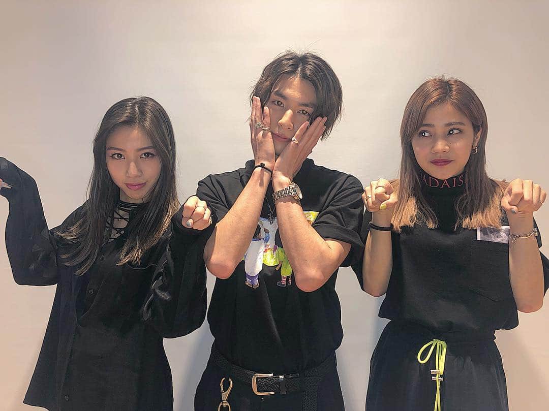 honoka のインスタグラム：「福岡3150💪🔥🔥🔥 私服が偶然3人とも 真っ黒くろすけやったから 珍しい面子で記念写真😂✨ はじめての面子かな？？笑  九州のみなさん ありがとうございました！！ 大好きばい❤️❤️」