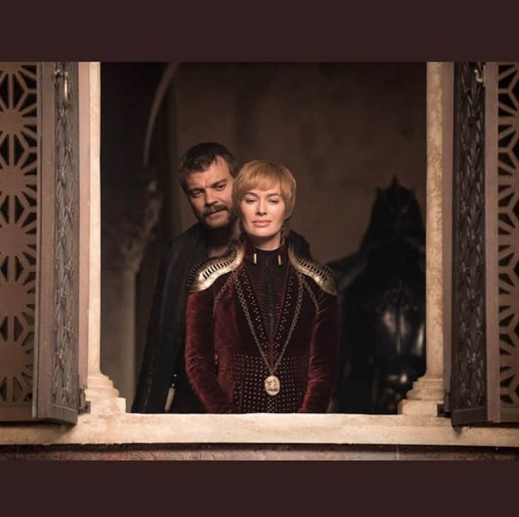 レナ・ヘディのインスタグラム：「Photo by joybag  @helenstills ... Cersei thinking about pizza and not sharing it with @pilouasbaek .. Ep 4 toneet... after the epic and heart attack inducing Ep 3 ... what will happen .. Will Cersei and Euron get their Scooby snacks ...🤔🤔🤔」