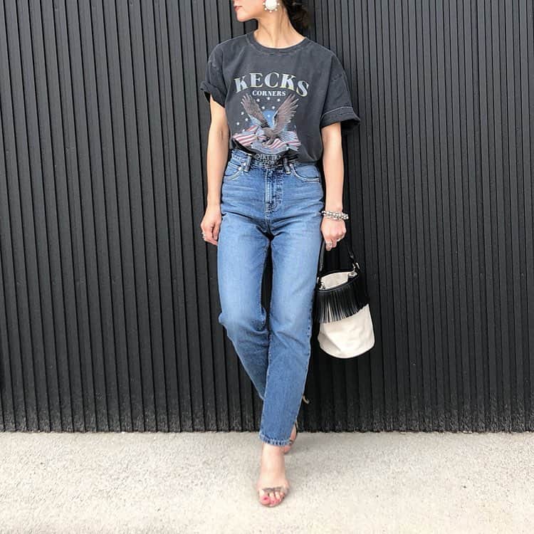 のインスタグラム：「5月5日(日) . . 今日もよく働いた💪🏻✨ . 明日はバイト先の店長がみんなに焼肉ご馳走してくれるから楽しみすぎる🤤💕 しかも❗️叙々苑❗️✨ 明日もがんばって働こう💪🏻😂✨ . @g_rock_s のロックtee、ゆったりしててダンナさんと兼用できるから一緒に着てる😂 . . #locari #ponte_fashion #ootd_kob #r_fashion #mineby3mootd #mineby3mootd_pants #goodrockspeed #goodspeed #おちびコーデ #おちびの輪 #プチプラコーデ #155cmコーデ #シンプルコーデ #オトナカジュアル #大人カジュアルコーデ #デニムコーデ #マノンフリップ #manonfripes #ハイウエストストレートジーンズ #ハイウエストデニム #ロックtee #パイソンサンダル #ストレートデニム #アラフォーコーデ」