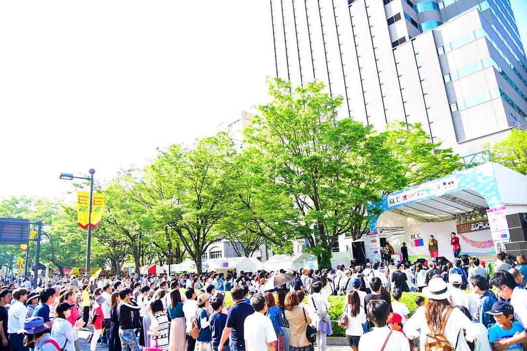 DEppaさんのインスタグラム写真 - (DEppaInstagram)「. . 広島！#フラワーフェスティバル シクラメンは3回目のフラワーフェス出場！ しかも今回もオリーブステージ！大感謝！！！ 4年ぶりのフラワーフェスでしたが… やっぱり最高でしたぁぁぁーーーッ！！！！！ 何千人いるんだ?!?!?! 人人人人人!!!!! シクラ族のみんなも 初めましての方々も 一緒にライブを盛り上げてくれました！ . 1. ADVENTURE 2. JUMPMAN 3. とおく とおく 4. エール 5. BRAND NEW DAY 6. MUSIC . めちゃくちゃ楽しかったです！ 夏フェスか！ってくらい汗かきましたw ほんと、最高の景色だったなぁ〜 広島はいつ来ても熱くて大好きです！ . 来年も呼んで頂けるよう頑張ります！ 今年は夏のツアーで広島に行けないけど、 必ず広島に帰ってくるからね！ ありがとうございました！！！🍀 . #シクラメン #シクラ族 #シクライブ #シクラメンきてる #いいね #RCC #シクラツアー2019夏 #広島 #平和 #中国ラ族 #music #live #song #love #Insta #follow #Likes #instagood #like4lik #followme #happy #picoftheday #TBS #プロ野球 #SAMURAIBASEBALL #BRANDNEWDAY #電球は制作のため欠席」5月5日 19時40分 - deppa_shikuramen